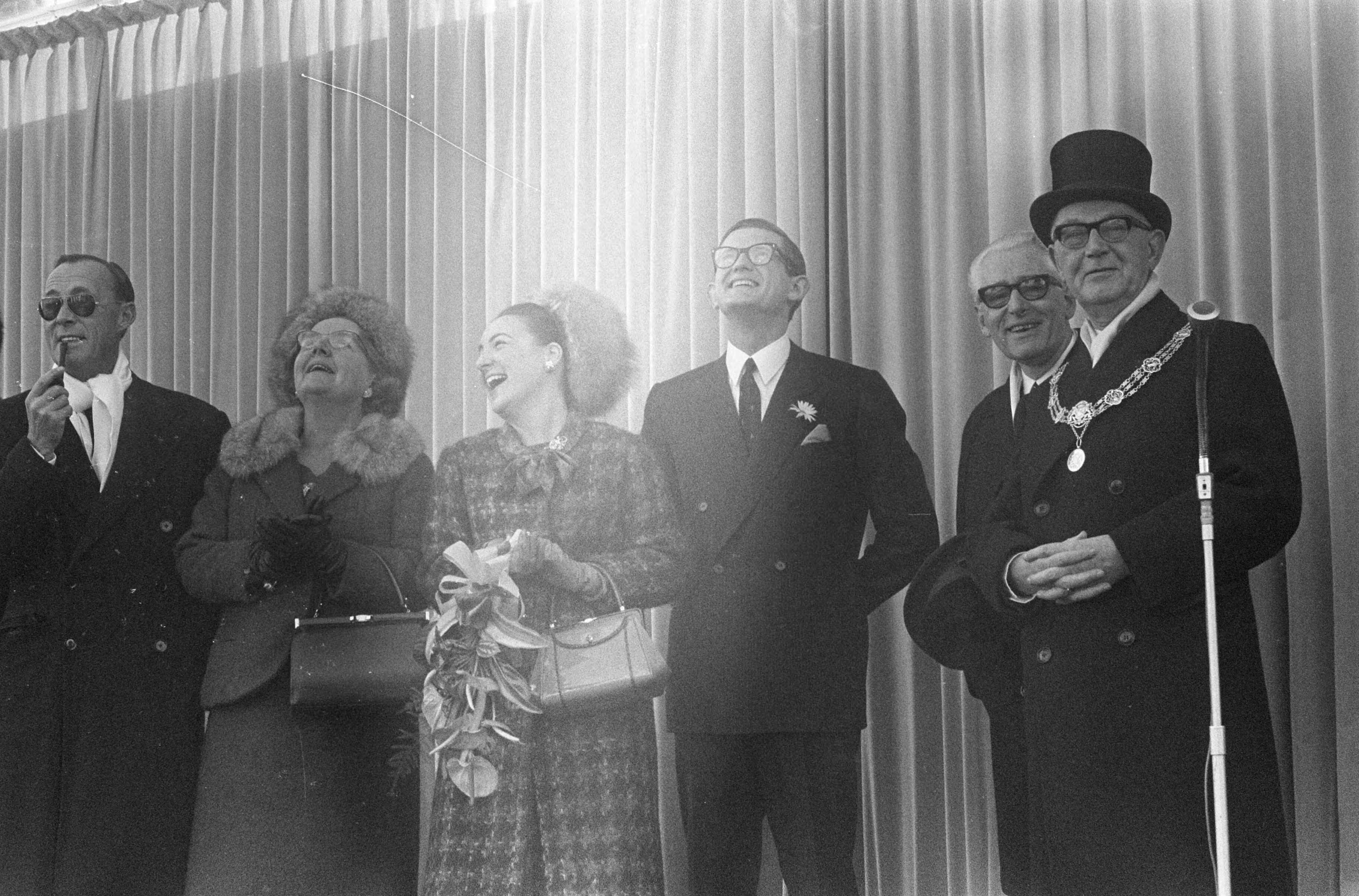 Fotocollectie Anefo — Bruidspaar in Den Haag — Foto: Koch, Eric / Anefo. Licentie: Set B: Rechtenvrij / Publiek Domein. Bron: Nationaal Archief. http://hdl.handle.net/10648/ab0b5564-d0b4-102d-bcf8-003048976d84