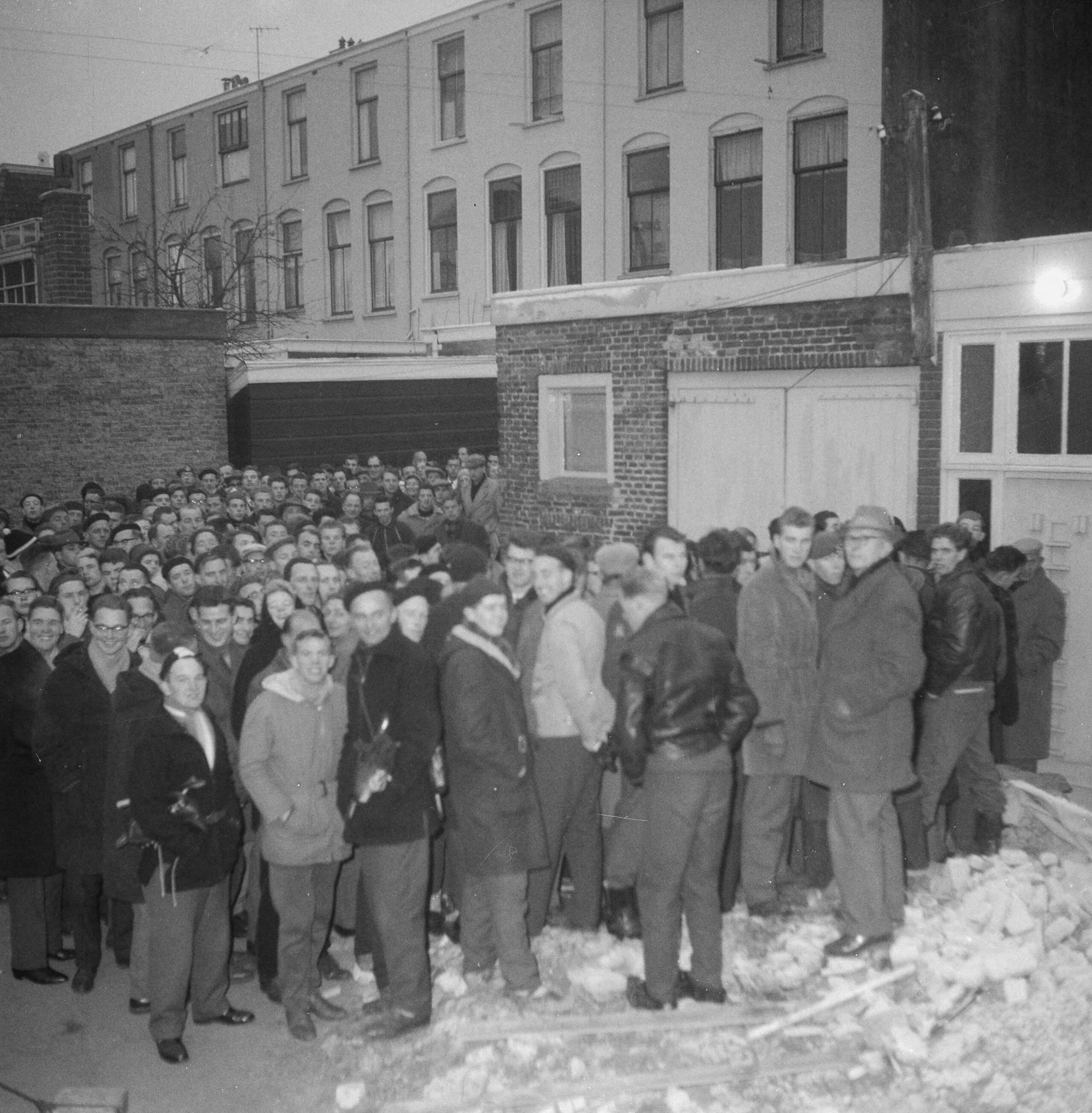 Fotocollectie Anefo — Aanmelden in Hotel De Groene Weide te Leeuwarden voor de Elfstedentocht. Drukte voor het gebouw — Foto: Pot, Harry / Anefo. Licentie: Set B: Rechtenvrij / Publiek Domein. Bron: Nationaal Archief. http://hdl.handle.net/10648/a9f2740a-d0b4-102d-bcf8-003048976d84