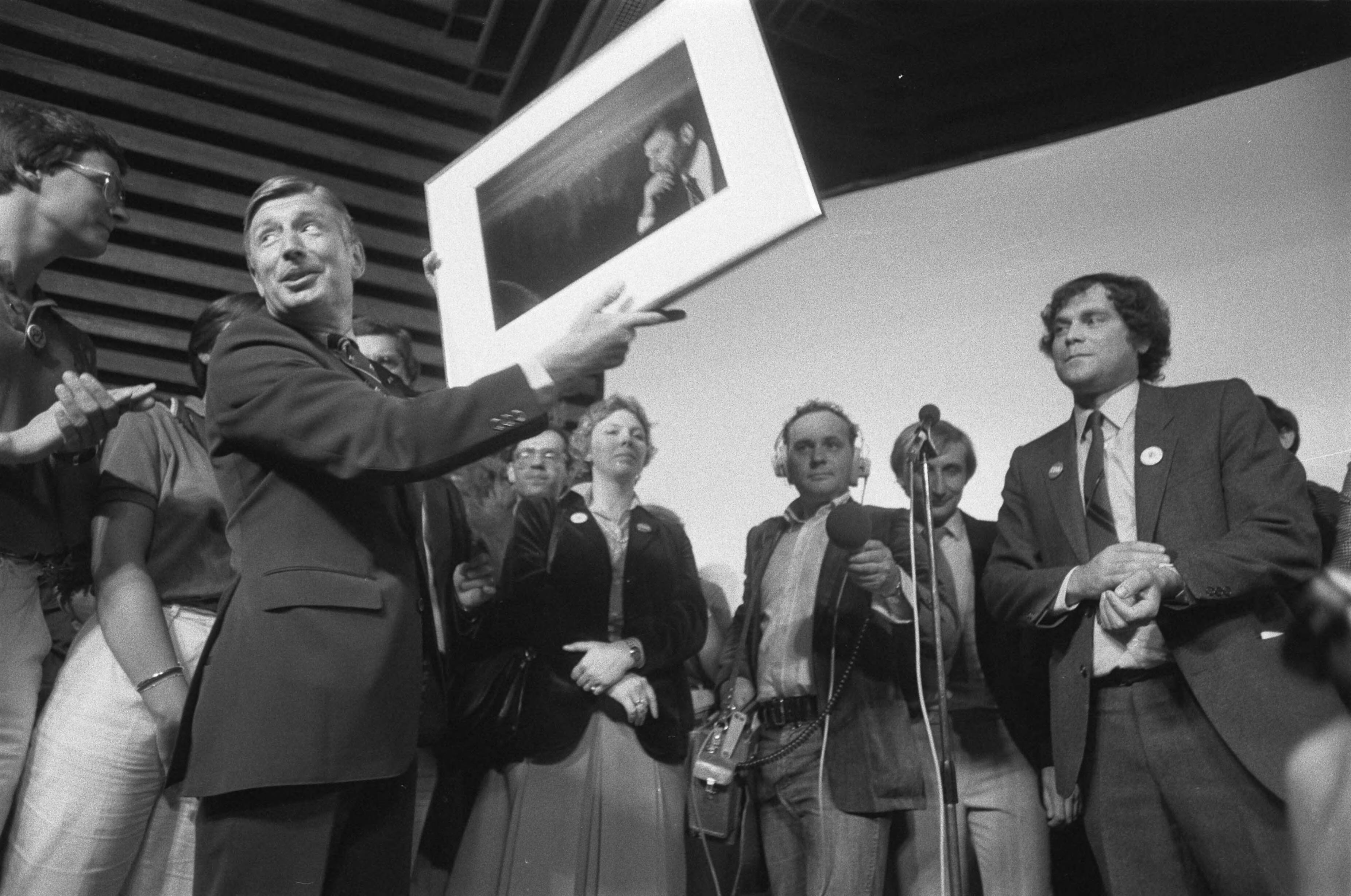 Fotocollectie Anefo — CDA-verkiezingscampagne in Gemeenschapshuis Den Domp in Haaren met o.a. uitreikingTyl Uylenspiegelprijs aan Van Agt door jongeren CVP — Foto: Croes, Rob C. / Anefo. Licentie: Set B: Rechtenvrij / Publiek Domein. Bron: Nationaal Archief. http://hdl.handle.net/10648/ad1d492a-d0b4-102d-bcf8-003048976d84