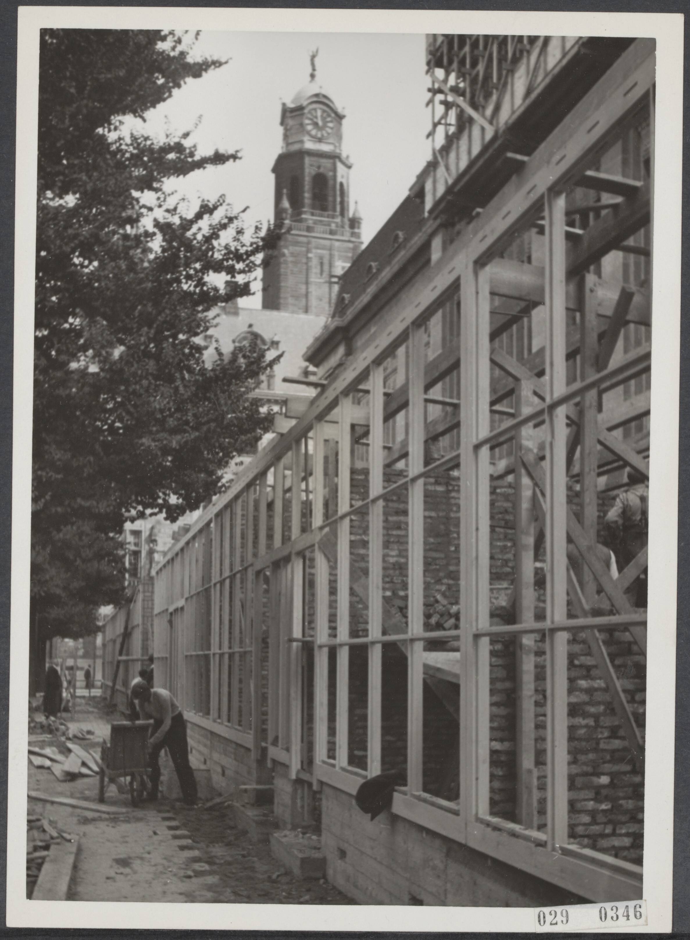 Fotocollectie Elsevier Binnenland — Bijschrift "De bouw aan de noodwoningen te Middelburg" — Foto: Internationale Clichéfabrieken Pax Holland N.V. Licentie: Set B: Rechtenvrij / Publiek Domein. Bron: Nationaal Archief. http://hdl.handle.net/10648/ade1a860-d0b4-102d-bcf8-003048976d84