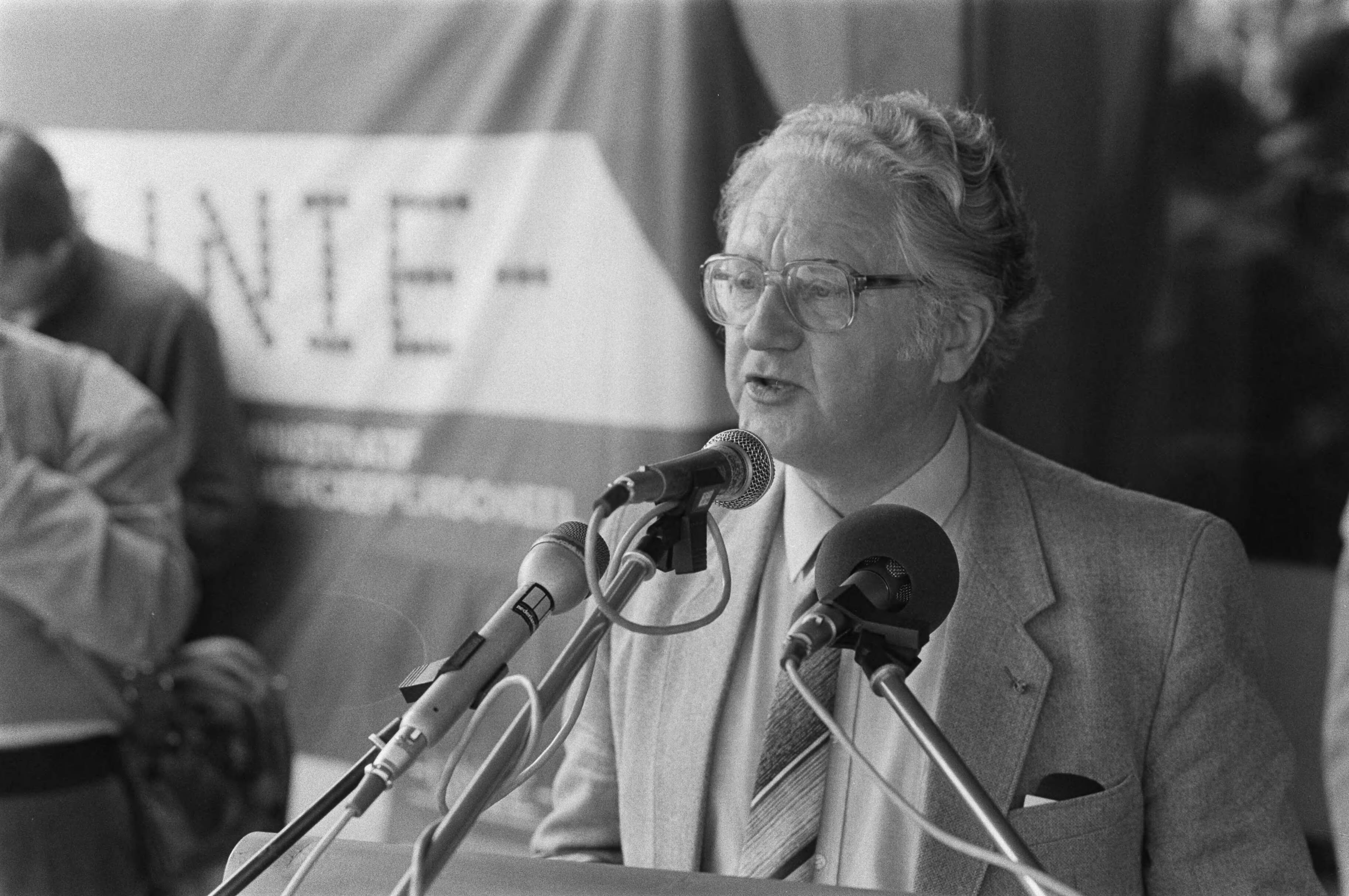Fotocollectie Anefo — Protestbijeenkomst omroeppersoneel in Hilversum ivm afwijzing CAO door minister Brinkman ; Van der Meulen spreekt — Foto: Croes, Rob C. / Anefo. Licentie: Set B: Rechtenvrij / Publiek Domein. Bron: Nationaal Archief. http://hdl.handle.net/10648/ad450618-d0b4-102d-bcf8-003048976d84