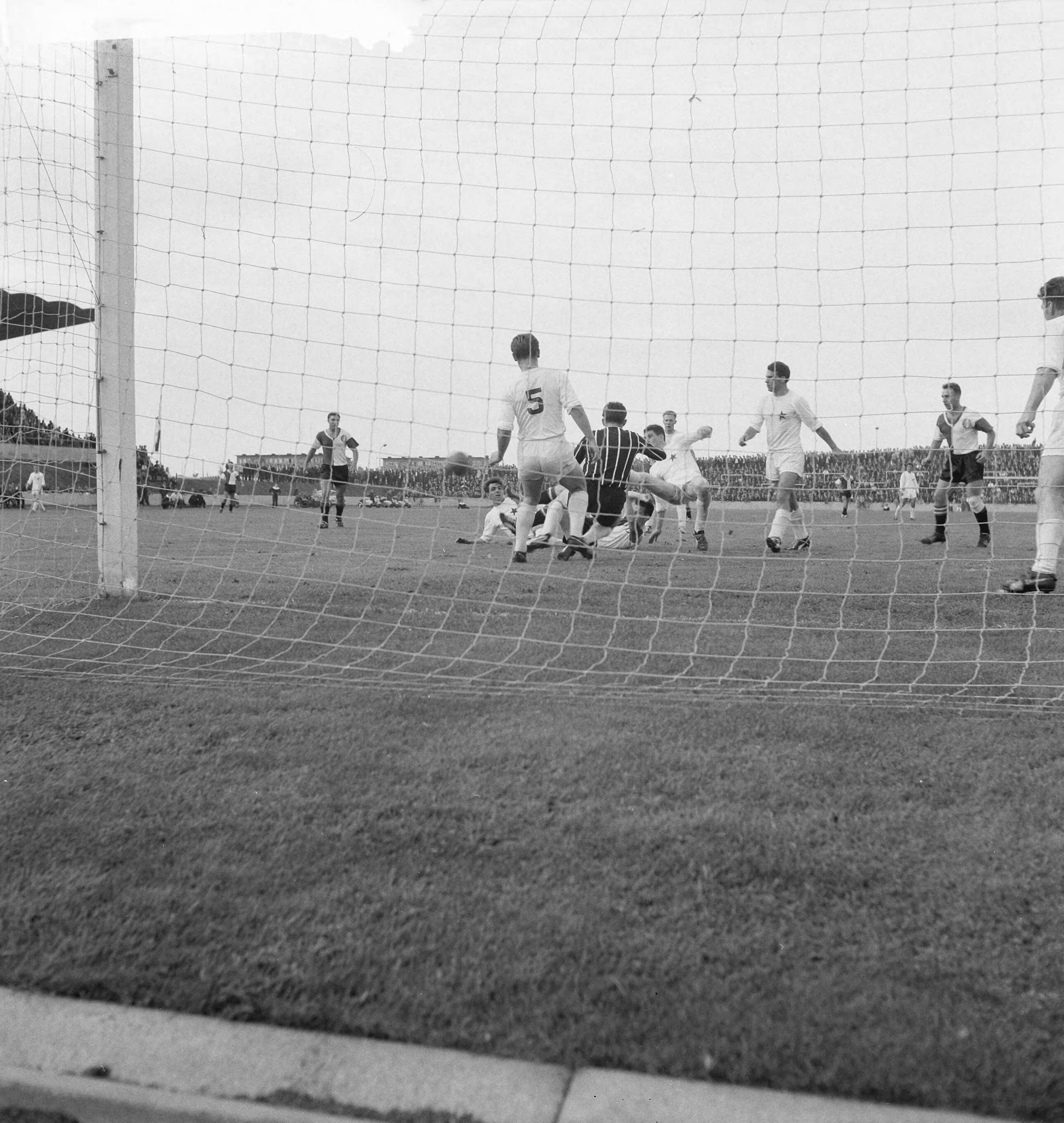 Fotocollectie Anefo — Voetbal. MVV tegen Feijenoord 0-0. Spelmoment, voor het MVV doel — Foto: Koch, Eric / Anefo. Licentie: Set B: Rechtenvrij / Publiek Domein. Bron: Nationaal Archief. http://hdl.handle.net/10648/a9e49e02-d0b4-102d-bcf8-003048976d84