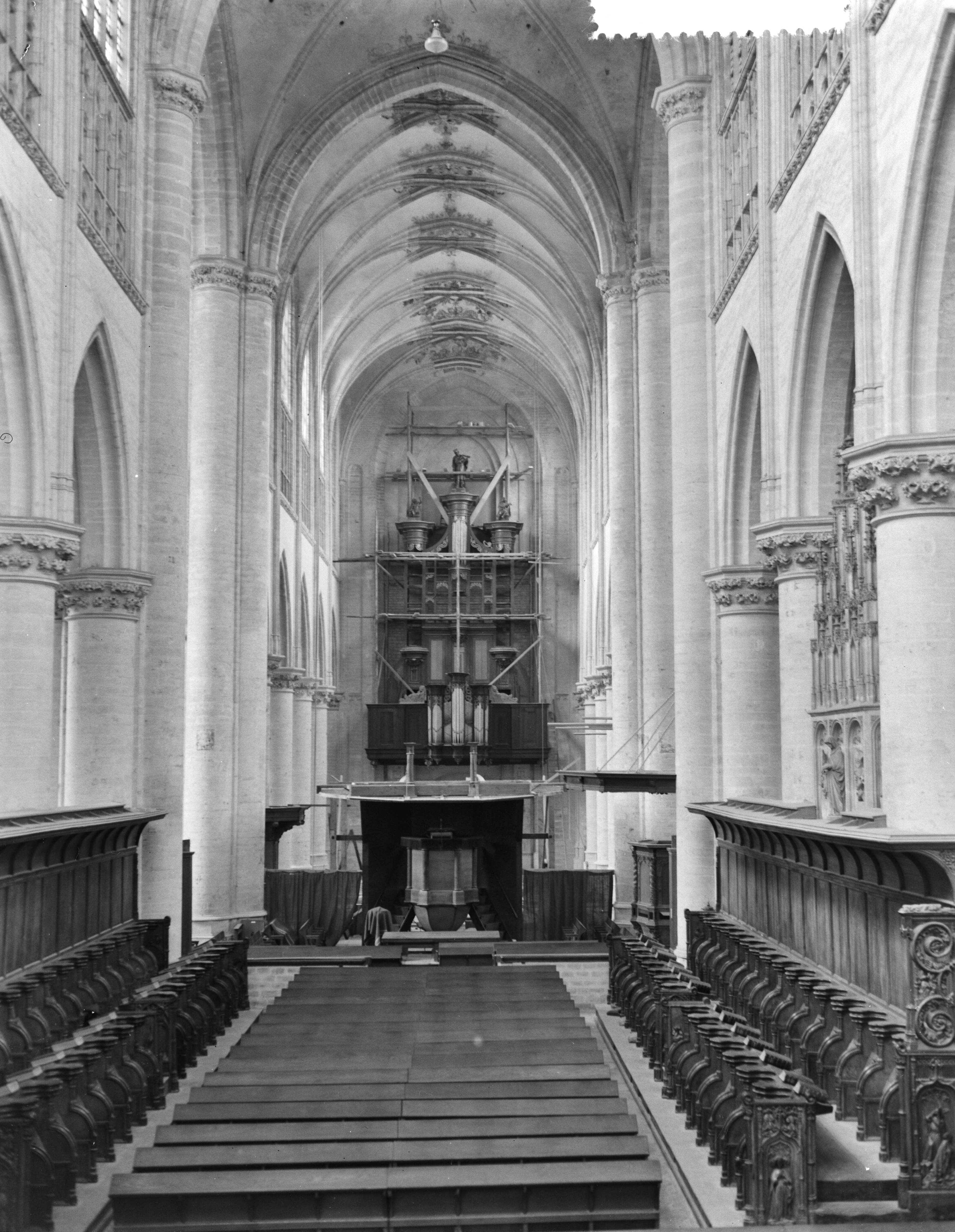 Fotocollectie Anefo — Restauratie van de Grote Kerk te Breda — Foto: Rossem, Wim van / Anefo. Licentie: Set B: Rechtenvrij / Publiek Domein. Bron: Nationaal Archief. http://hdl.handle.net/10648/a94735e0-d0b4-102d-bcf8-003048976d84