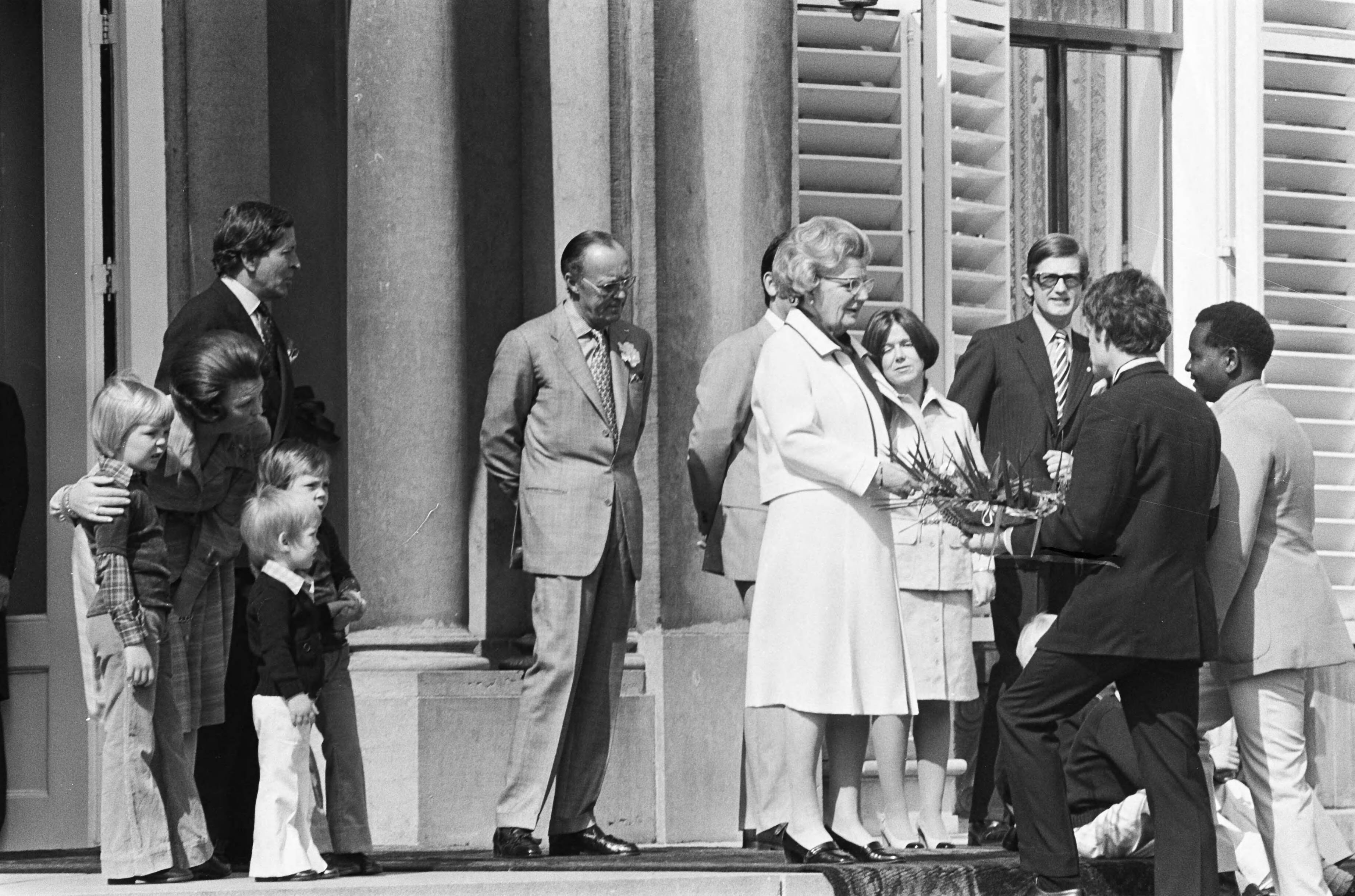 Defilé Paleis Soestdijk — Leden van de koninklijke familie op het bordes; koningin Juliana neemt geschenken in ontvangst — Foto: Verhoeff, Bert / Anefo. Licentie: Set B: Rechtenvrij / Publiek Domein. Bron: Nationaal Archief. http://hdl.handle.net/10648/ac67a746-d0b4-102d-bcf8-003048976d84