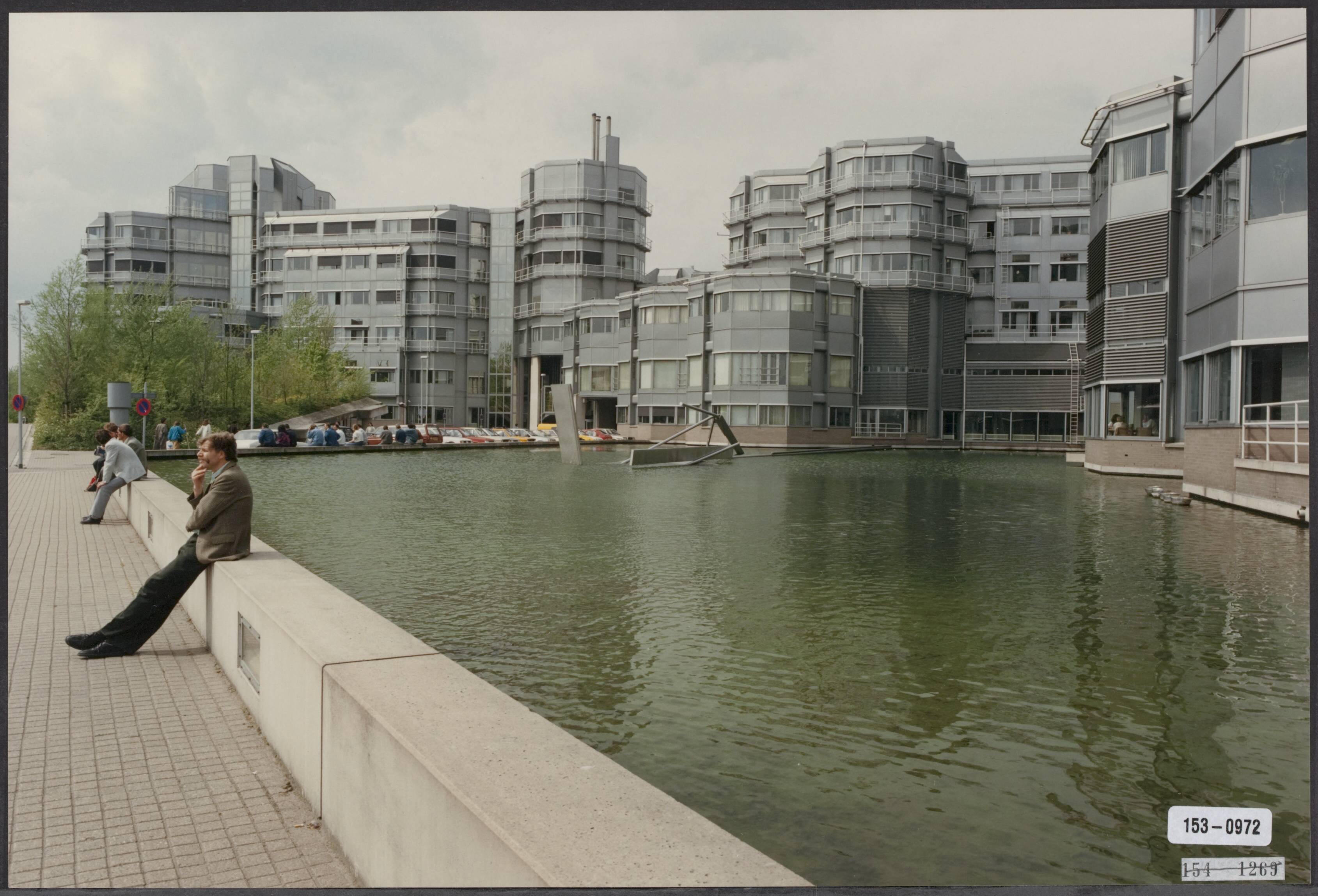 Fotocollectie Rijksvoorlichtingsdienst Eigen — Ministerie van Onderwijs en Wetenschappen te Zoetermeer — Foto: Veltmeijer, H.A. / RVD. Licentie: Set B: Rechtenvrij / Publiek Domein. Bron: Nationaal Archief. http://hdl.handle.net/10648/af7db07e-d0b4-102d-bcf8-003048976d84