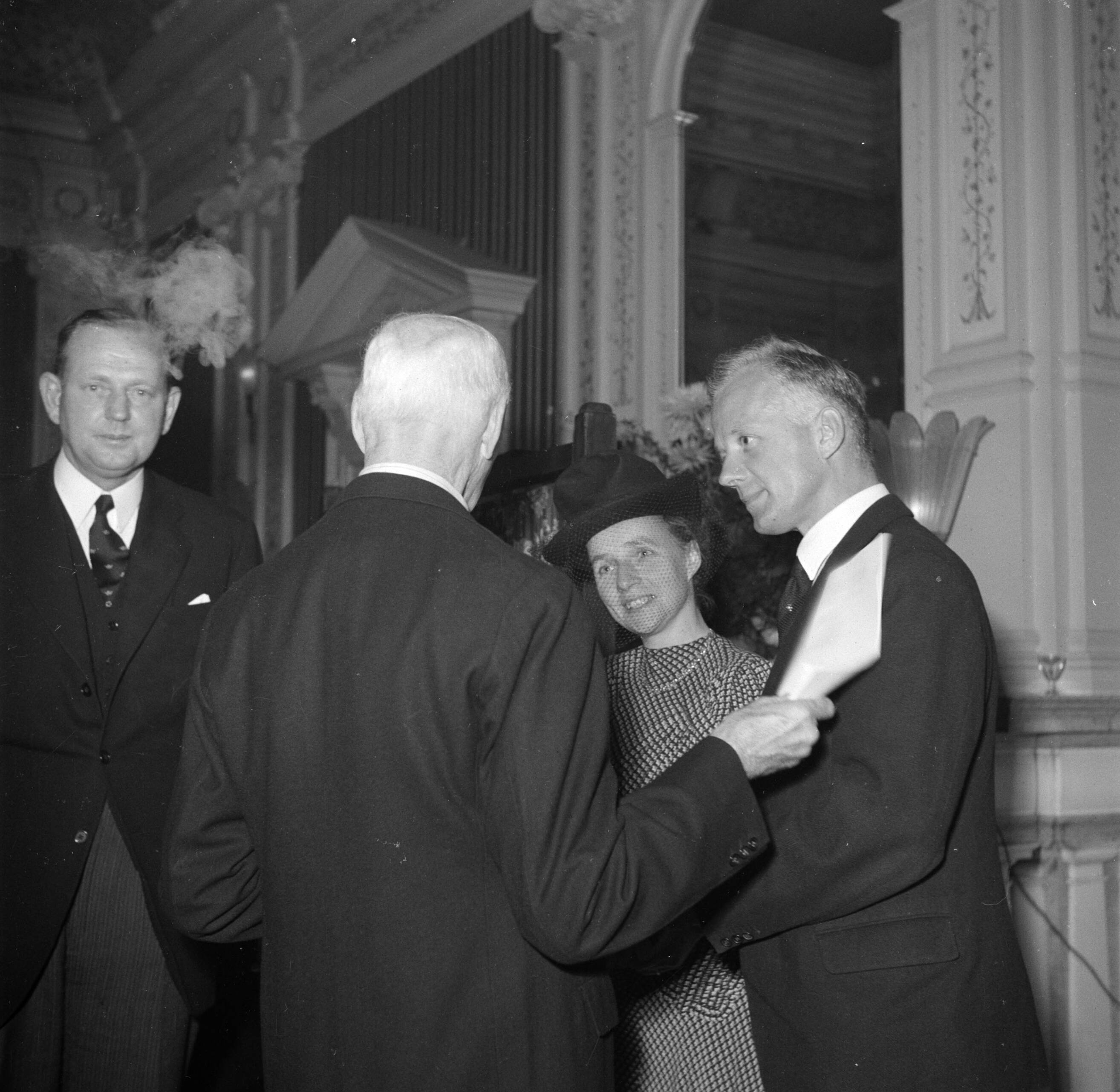 Fotocollectie Van de Poll — Conferentie in Kasteel Oud Wassenaar: de Zuid-Afrikaanse premiet Jan Smuts in gesprek met A.J. d'Ailly en zijn vrouw — Foto: Poll, Willem van de. Licentie: Set B: Rechtenvrij / Publiek Domein. Bron: Nationaal Archief. http://hdl.handle.net/10648/aec9a480-d0b4-102d-bcf8-003048976d84