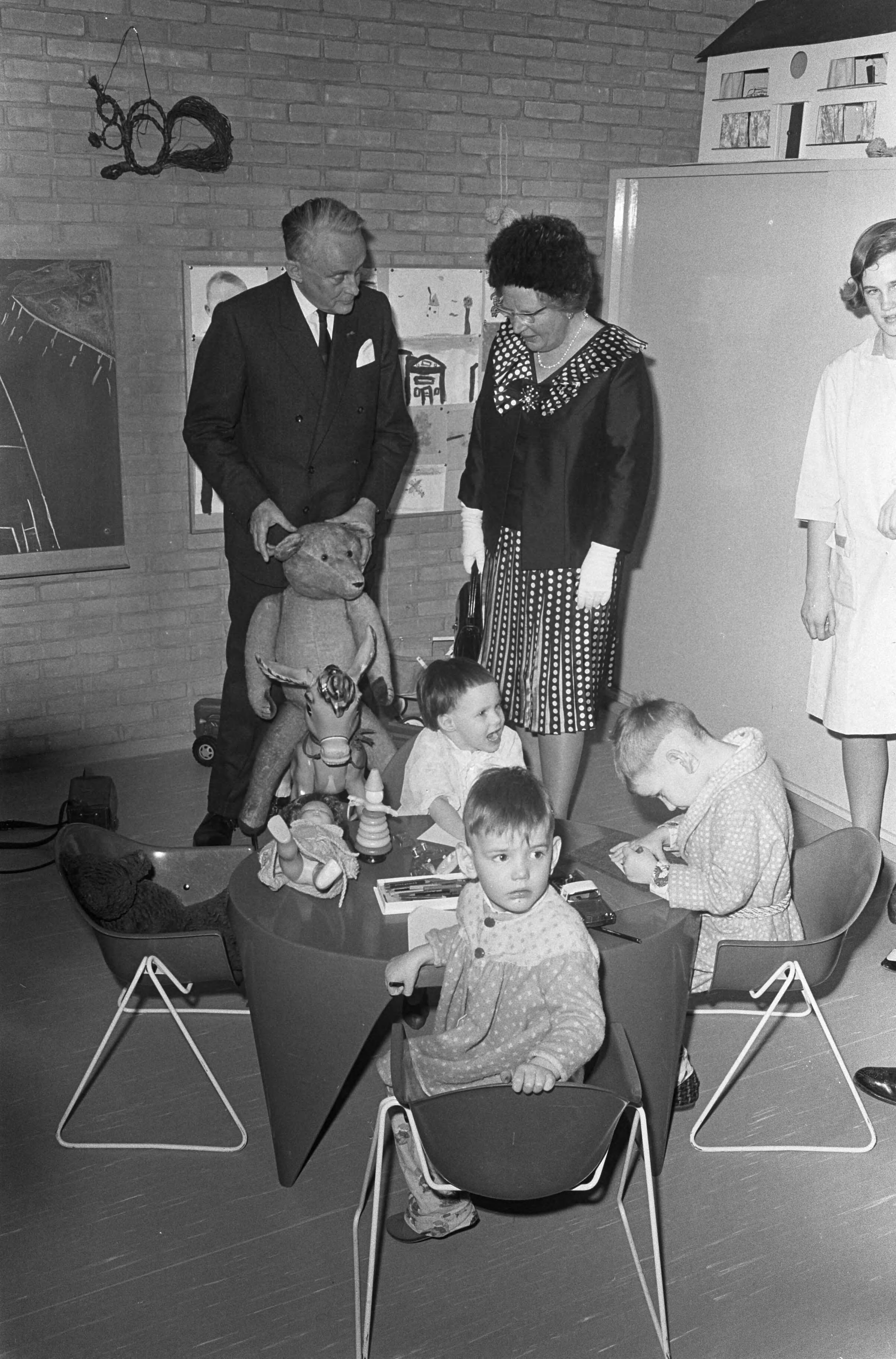 Fotocollectie Anefo — Koningin Juliana in Voorburg, Hare Majesteit bij patientjes in Diaconessenhuis, links Commissaris van de Koningin in Noord-Holland mr. J. Klaasesz — Foto: Koch, Eric / Anefo. Licentie: Set B: Rechtenvrij / Publiek Domein. Bron: Nationaal Archief. http://hdl.handle.net/10648/aae74d90-d0b4-102d-bcf8-003048976d84