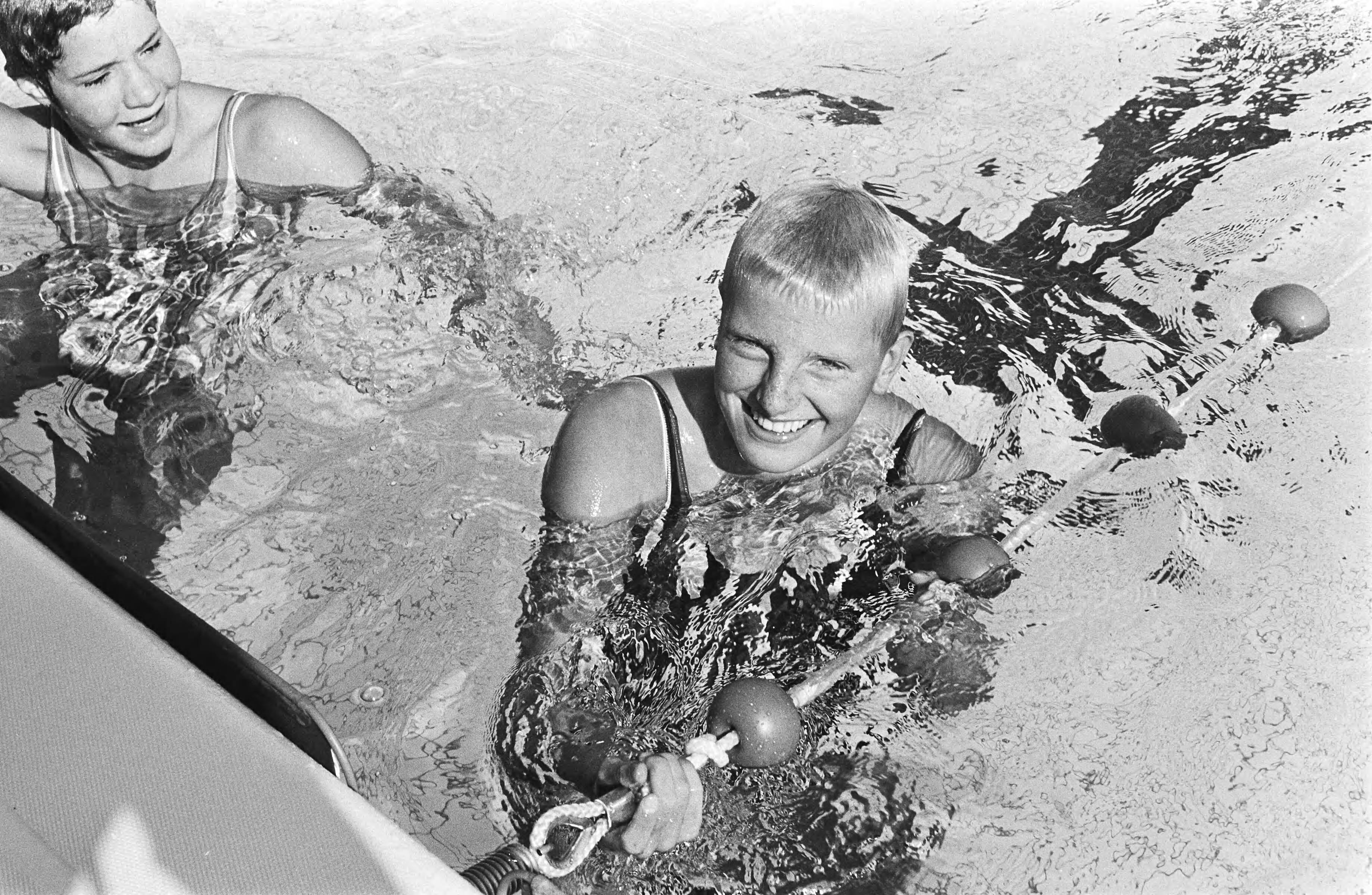 Fotocollectie Anefo — Nationale zwemkampioenschappen te Den Haag zwembad Overbosch, nr. 8 v.l.n.r. Astrid Verver, Anke Rijnders en Hansje Bunschoten. — Foto: Peters, Hans / Anefo. Licentie: Set B: Rechtenvrij / Publiek Domein. Bron: Nationaal Archief. http://hdl.handle.net/10648/abc7f2f0-d0b4-102d-bcf8-003048976d84