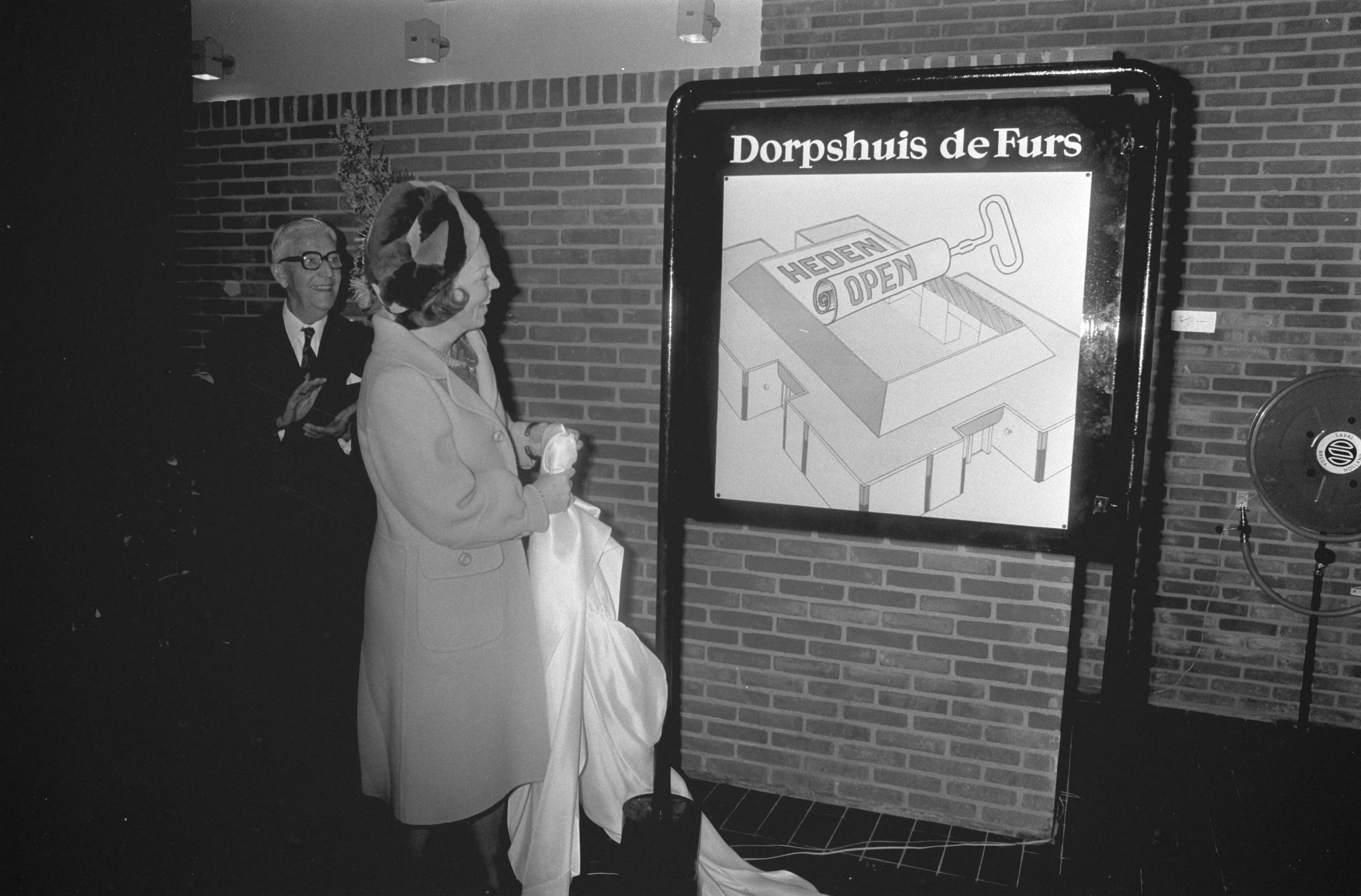 Prinses Beatrix opent het dorpshuis Lage Vuursche — Prinses Beatrix bekijkt een informatiebord — Foto: Fotograaf Onbekend / Anefo. Licentie: Set B: Rechtenvrij / Publiek Domein. Bron: Nationaal Archief. http://hdl.handle.net/10648/ac427976-d0b4-102d-bcf8-003048976d84