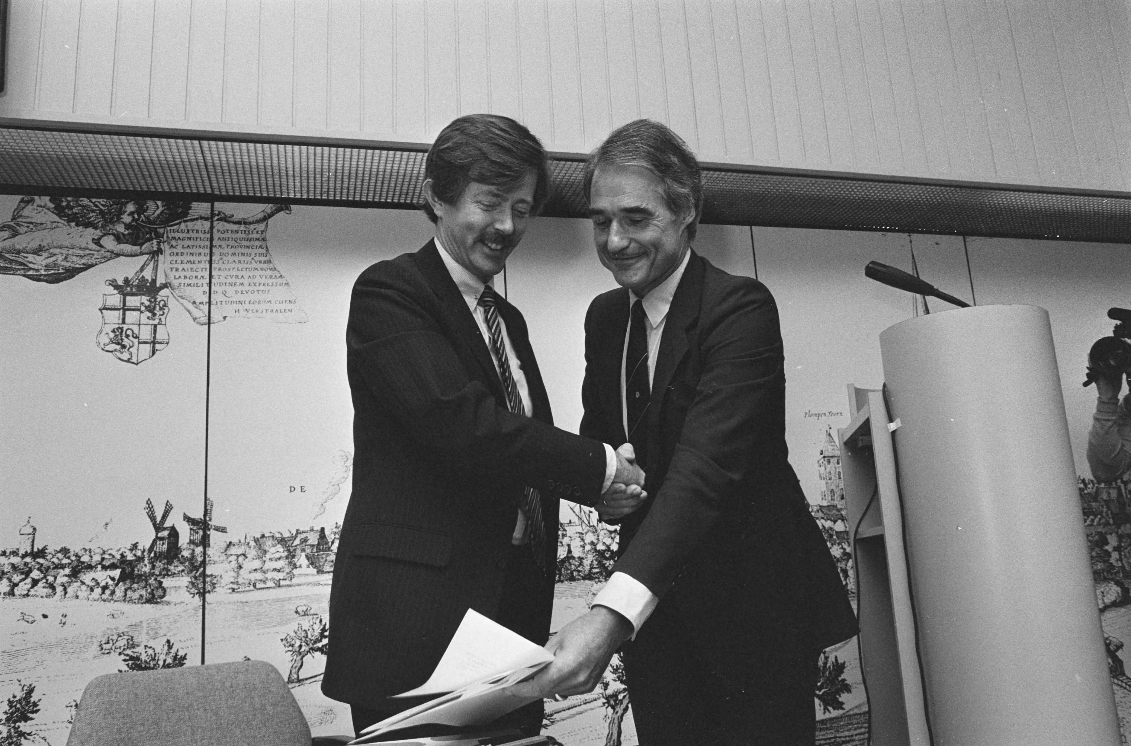 Fotocollectie Anefo — VVD-partijraad in Utrecht; Tweede Kamer fractievoorzitter J. J. C. Voorhoeve (l) schudt hand van minister van Economische Zaken de Korte (r), ze ook 9337679/80 / — Foto: Gerrits, Roland / Anefo. Licentie: Set B: Rechtenvrij / Publiek Domein. Bron: Nationaal Archief. http://hdl.handle.net/10648/ad57a110-d0b4-102d-bcf8-003048976d84