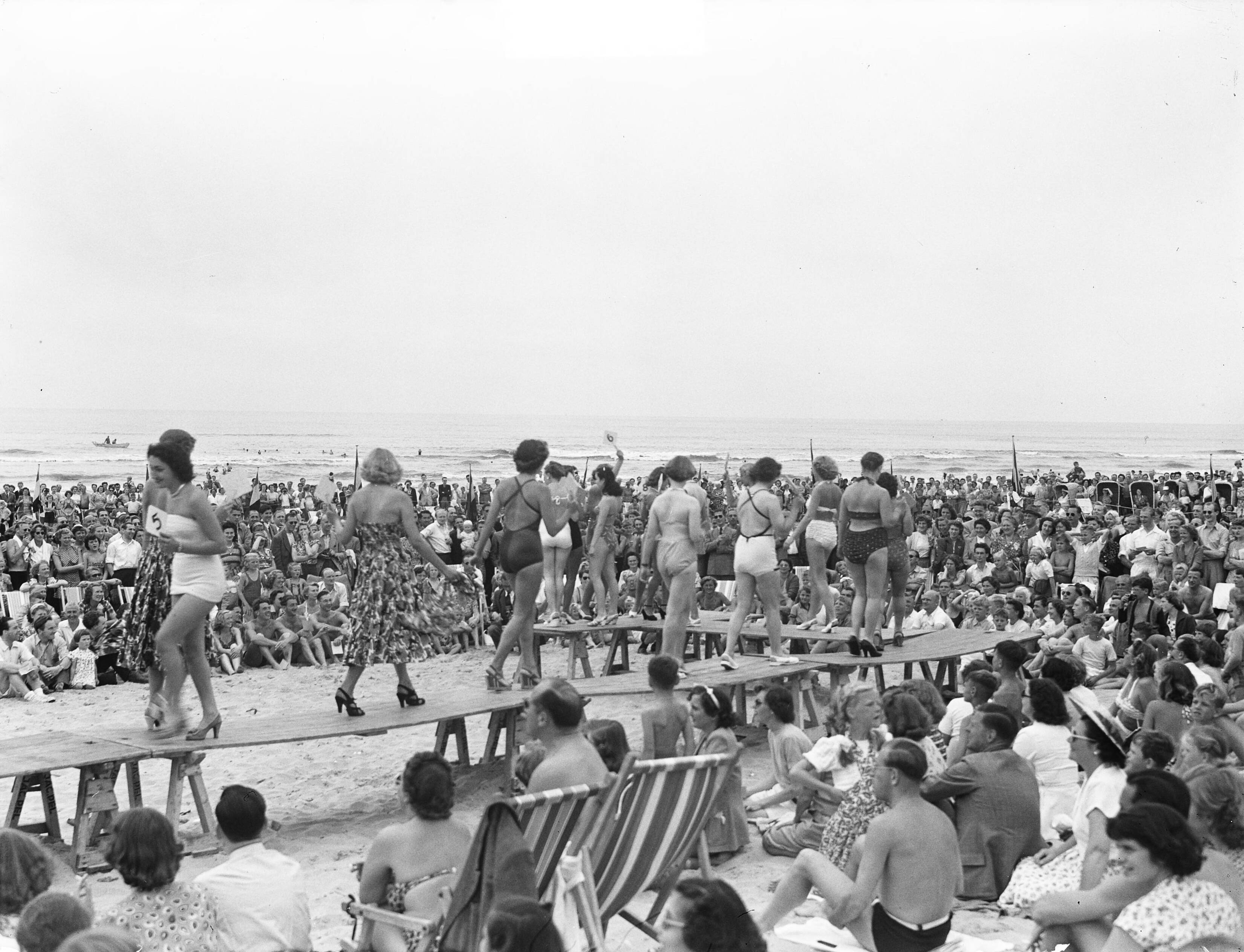Miss Zandvoort — Miss Zandvoort parade — Foto: Pot, Harry / Anefo. Licentie: Set B: Rechtenvrij / Publiek Domein. Bron: Nationaal Archief. http://hdl.handle.net/10648/a8dc7408-d0b4-102d-bcf8-003048976d84