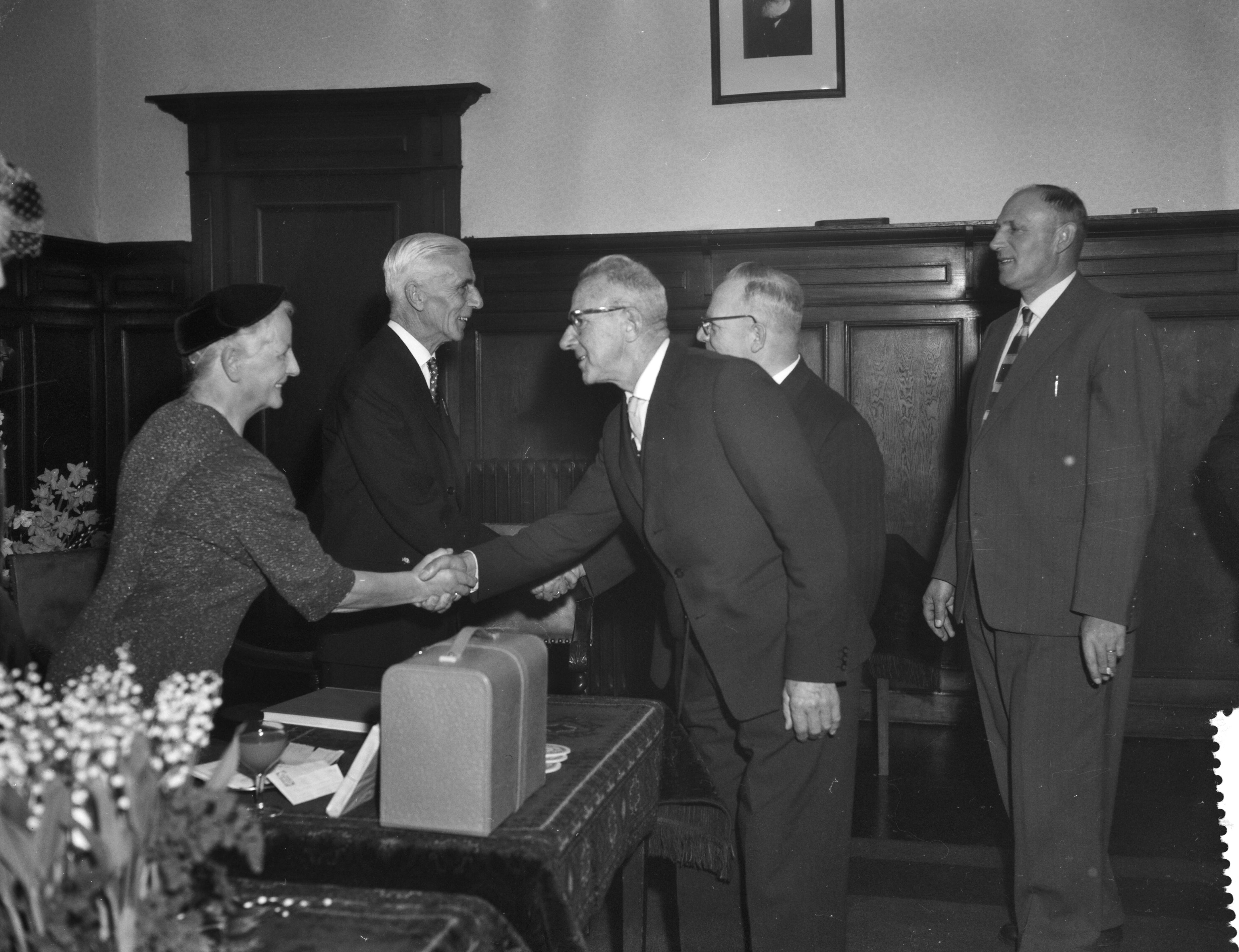Fotocollectie Anefo — De heer H. J. Voors , secretaris van de Koninklijke Algemene Vereniging van Bloembollencultuur te Haarlem is gehuldigd i.v.m. zijn 40-jarig jubileum — Foto: Rossem, Wim van / Anefo. Licentie: Set B: Rechtenvrij / Publiek Domein. Bron: Nationaal Archief. http://hdl.handle.net/10648/a9a3c04e-d0b4-102d-bcf8-003048976d84