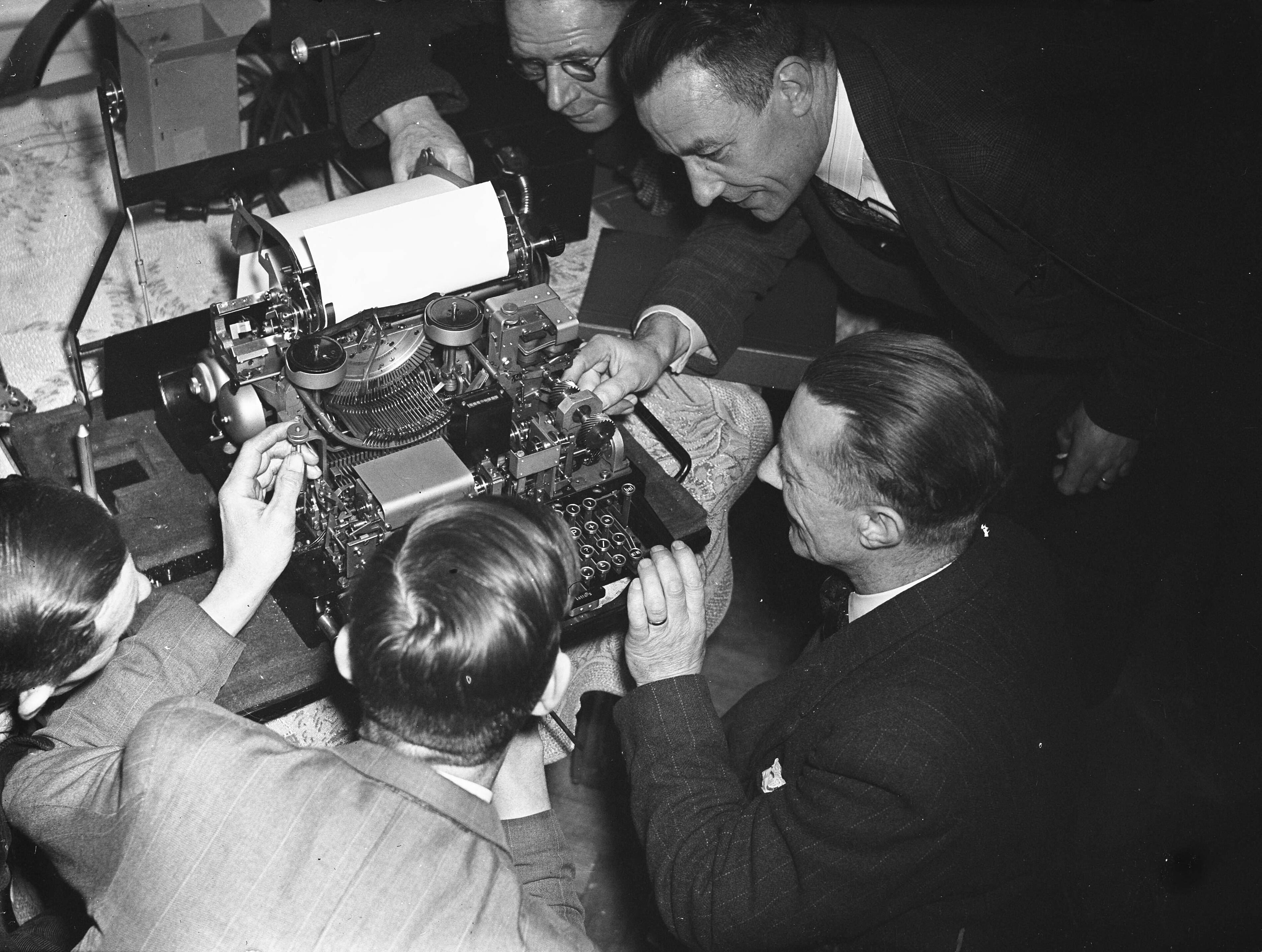 Fotocollectie Anefo — Telexapparaat Baarn — Foto: Sagers, Harry / Anefo. Licentie: Set B: Rechtenvrij / Publiek Domein. Bron: Nationaal Archief. http://hdl.handle.net/10648/a8a4fd0c-d0b4-102d-bcf8-003048976d84