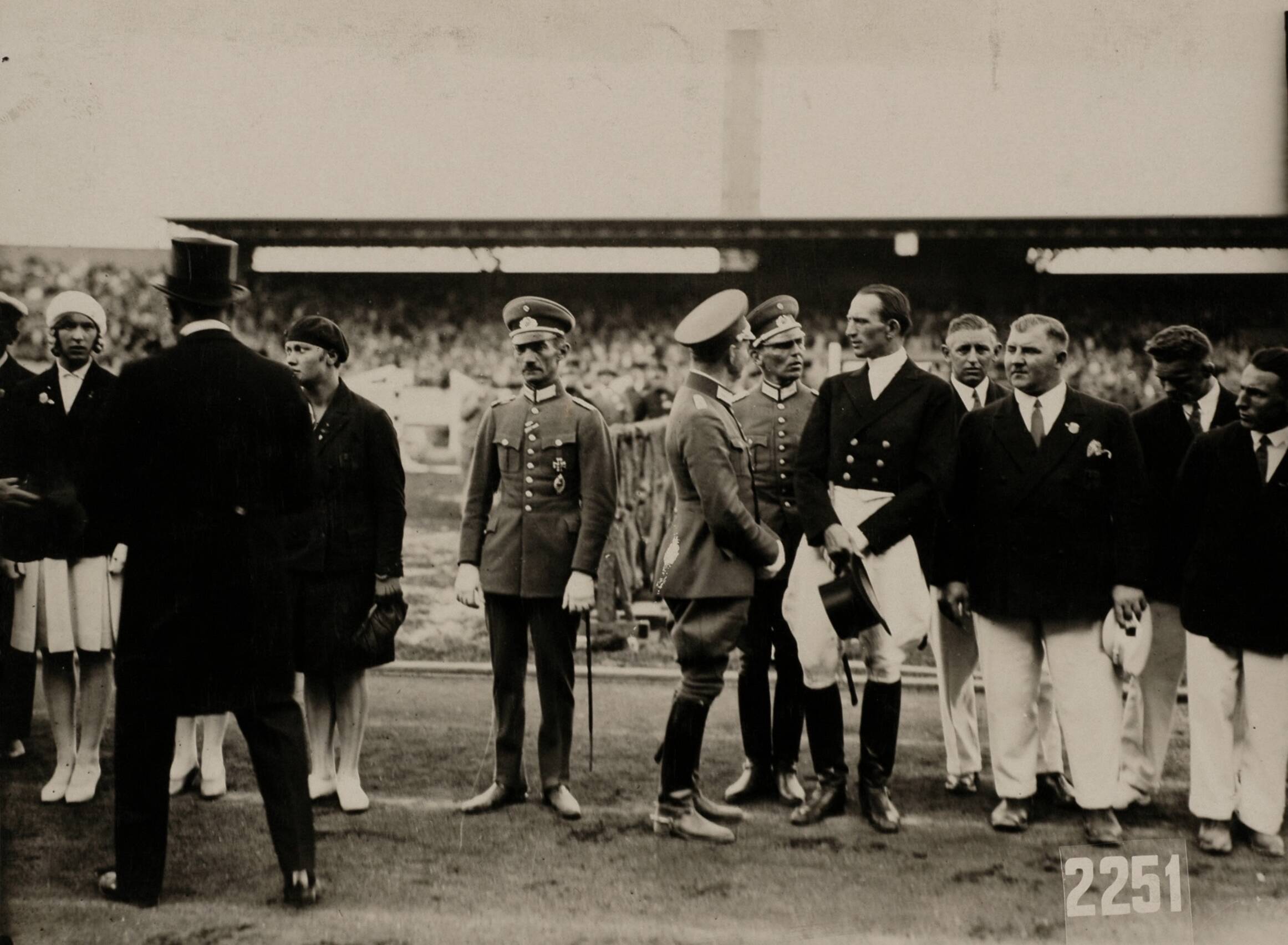 Sport — Sport. Olympische Spelen 1928 Amsterdam, Nederland: Prijsuitreiking aan de Duitse atleten. — Foto: Fotograaf Onbekend / Algemeen Fotobureau Amsterdam / Spaarnestad Photo (05887). Licentie: Set B: Rechtenvrij / Publiek Domein. Bron: Nationaal Archief. http://hdl.handle.net/10648/35429da6-d558-a382-e063-6df0900a6686