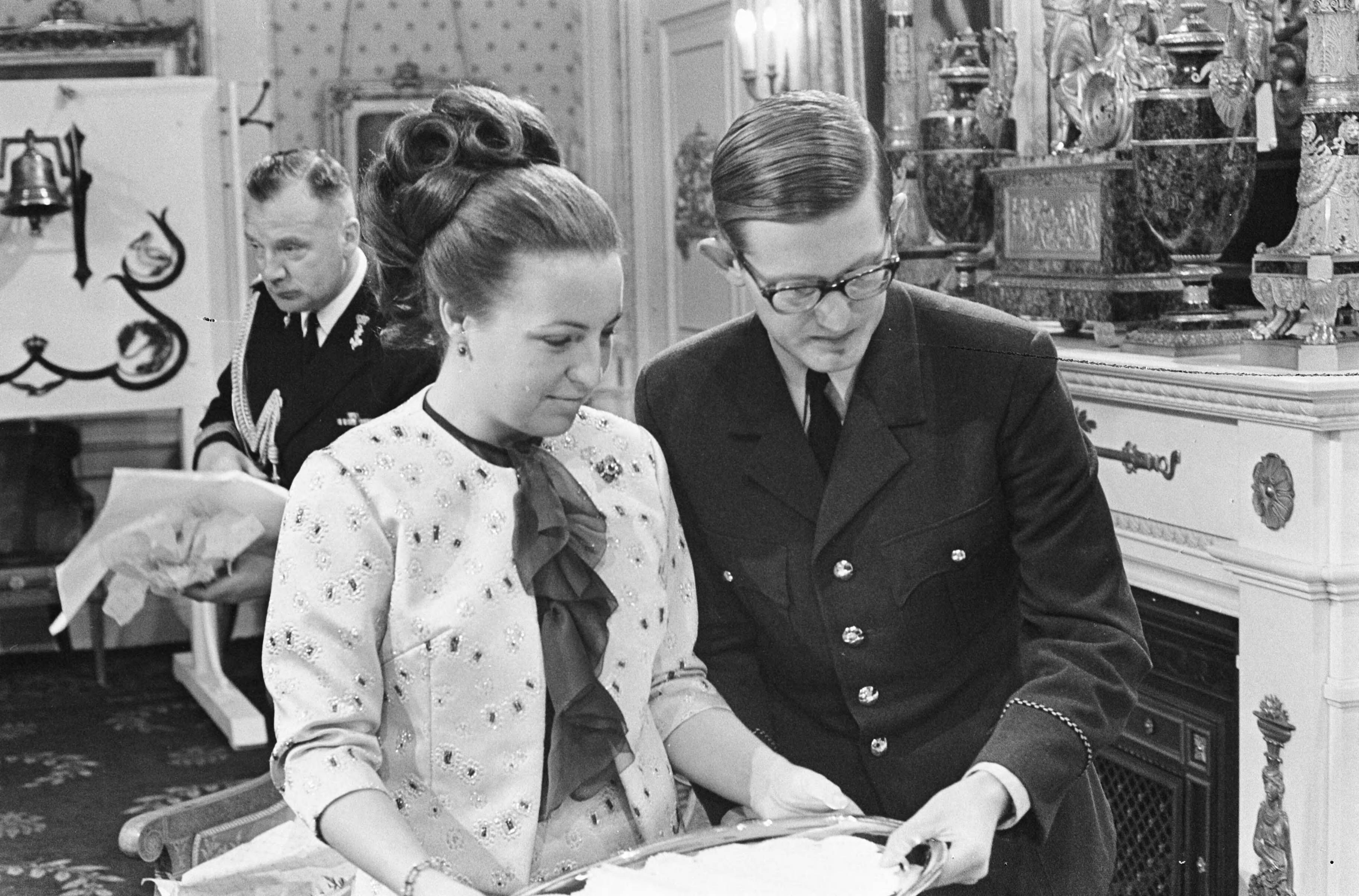 Fotocollectie Anefo — Geschenkendag drie op Paleis Soestdijk , Oranje-commitee Soest — Foto: Kroon, Ron / Anefo. Licentie: Set B: Rechtenvrij / Publiek Domein. Bron: Nationaal Archief. http://hdl.handle.net/10648/ab0ab87a-d0b4-102d-bcf8-003048976d84