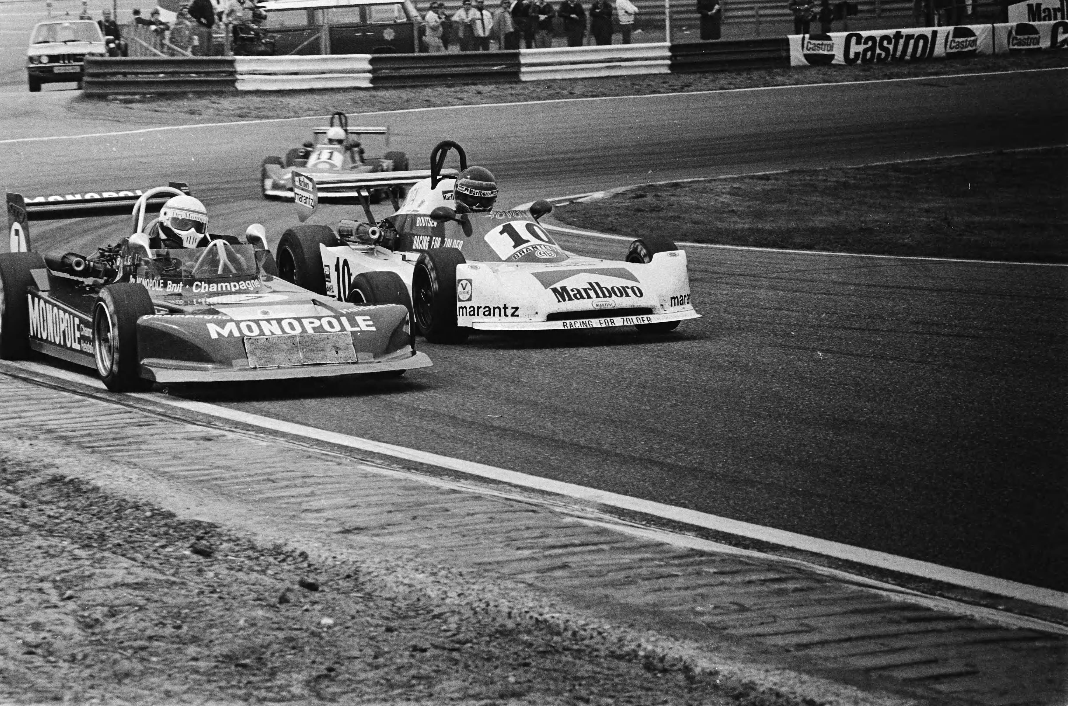 Fotocollectie Anefo — 2e Pinksterdag Formule III autoraces op Zandvoort; winnaar 1e manche de Belg Thierry Boutsen (r nr. 10 haalt achterblijver in — Foto: Pereira, Fernando / Anefo. Licentie: Set B: Rechtenvrij / Publiek Domein. Bron: Nationaal Archief. http://hdl.handle.net/10648/ace124ae-d0b4-102d-bcf8-003048976d84