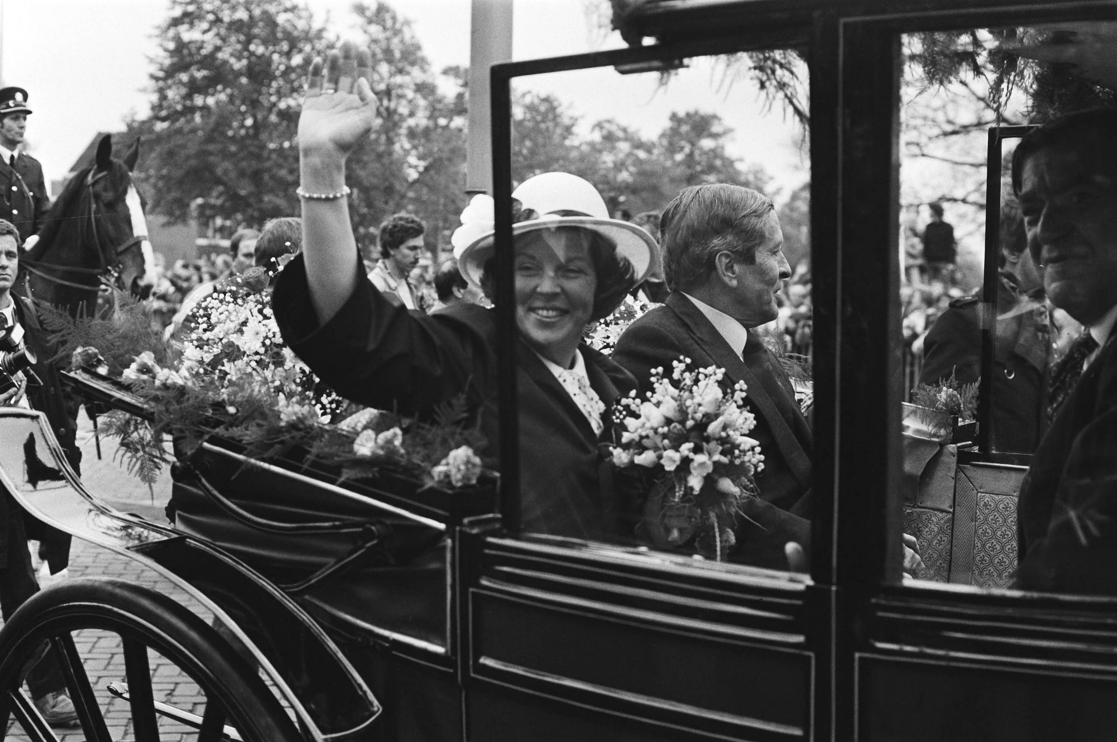 Fotocollectie Anefo — Viering Koninginnedag in Breda, Prins Claus en Beatrix een open koets door Breda — Foto: Croes, Rob C. / Anefo. Licentie: Set B: Rechtenvrij / Publiek Domein. Bron: Nationaal Archief. http://hdl.handle.net/10648/acfabe14-d0b4-102d-bcf8-003048976d84