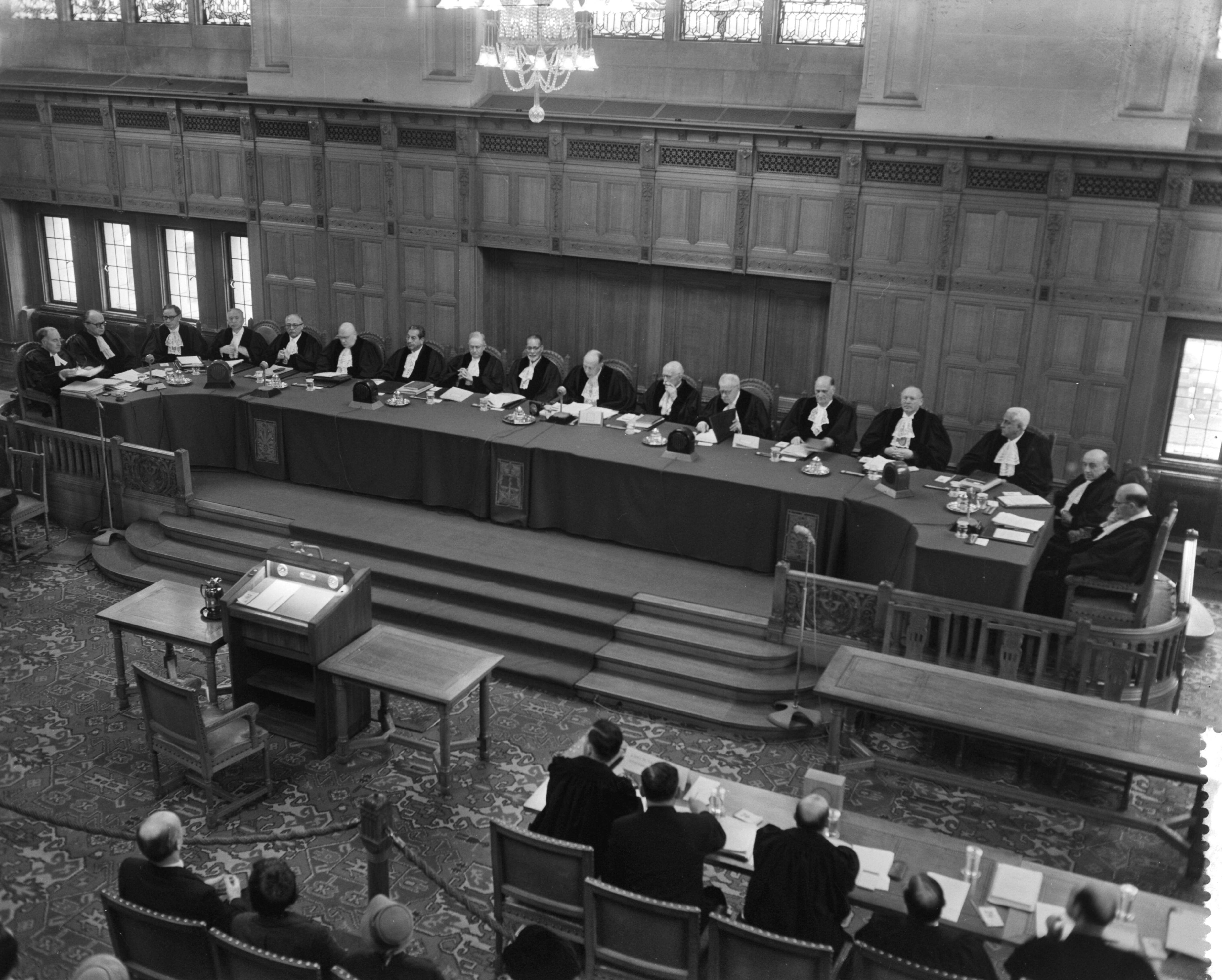 Fotocollectie Anefo — Behandeling door het Internationale Gerechtshof te Den Haag van het Israelisch-Bulgaars vliegtuigincident van 27 juli 1955 — Foto: Bilsen, Joop van / Anefo. Licentie: Set B: Rechtenvrij / Publiek Domein. Bron: Nationaal Archief. http://hdl.handle.net/10648/a98f9772-d0b4-102d-bcf8-003048976d84