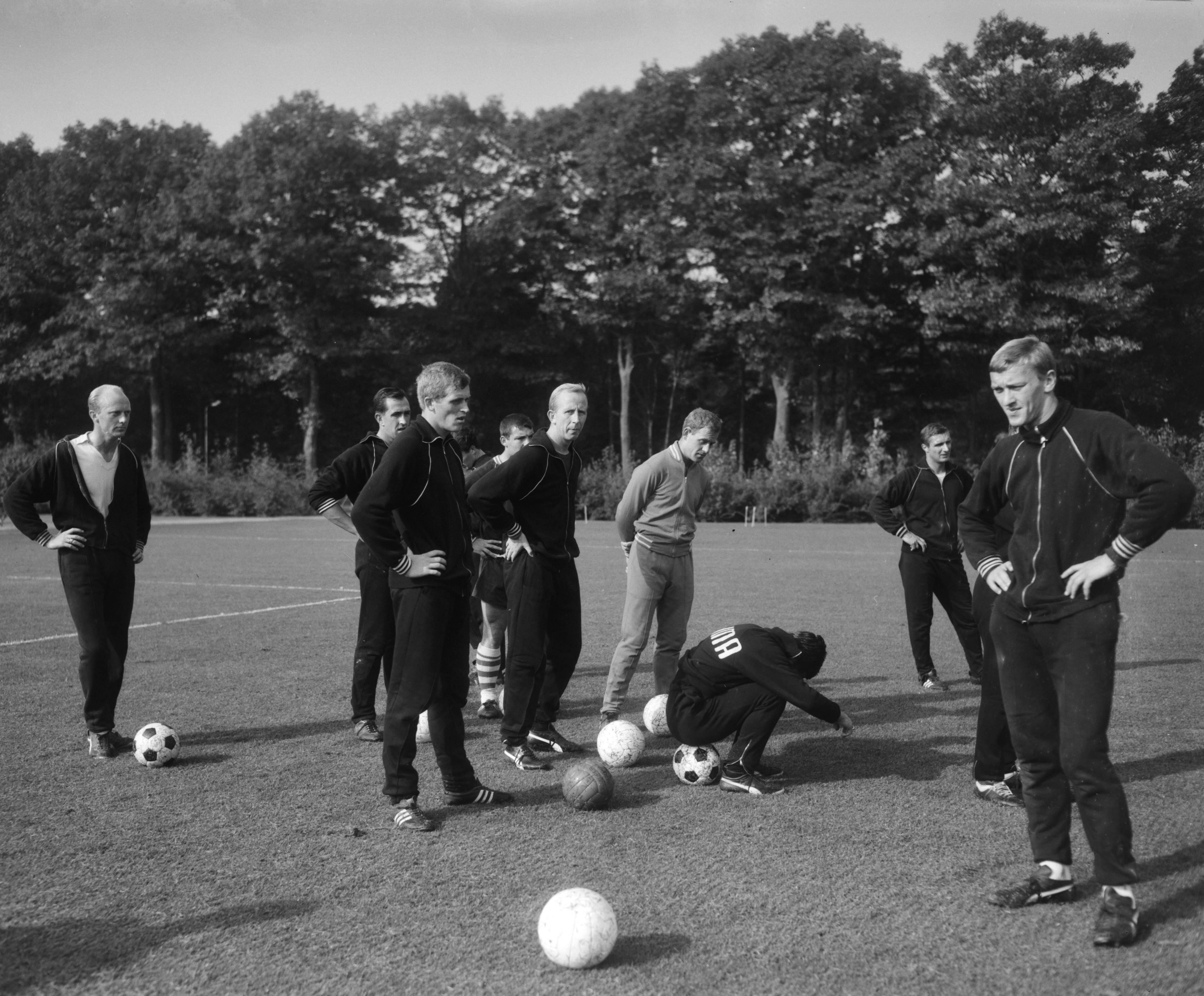 Training van het Nederlands elftal op het sportcentrum van de KNVB te Zeist — Spelers rusten wat, v.l.n.r. Kruiver, Pieters Graafland, Keizer, Burgers, Groot, Verdonk, Veldhoen, Doesburg en zittend Swart — Foto: Bilsen, Joop van / Anefo. Licentie: Set B: Rechtenvrij / Publiek Domein. Bron: Nationaal Archief. http://hdl.handle.net/10648/aac62ab6-d0b4-102d-bcf8-003048976d84