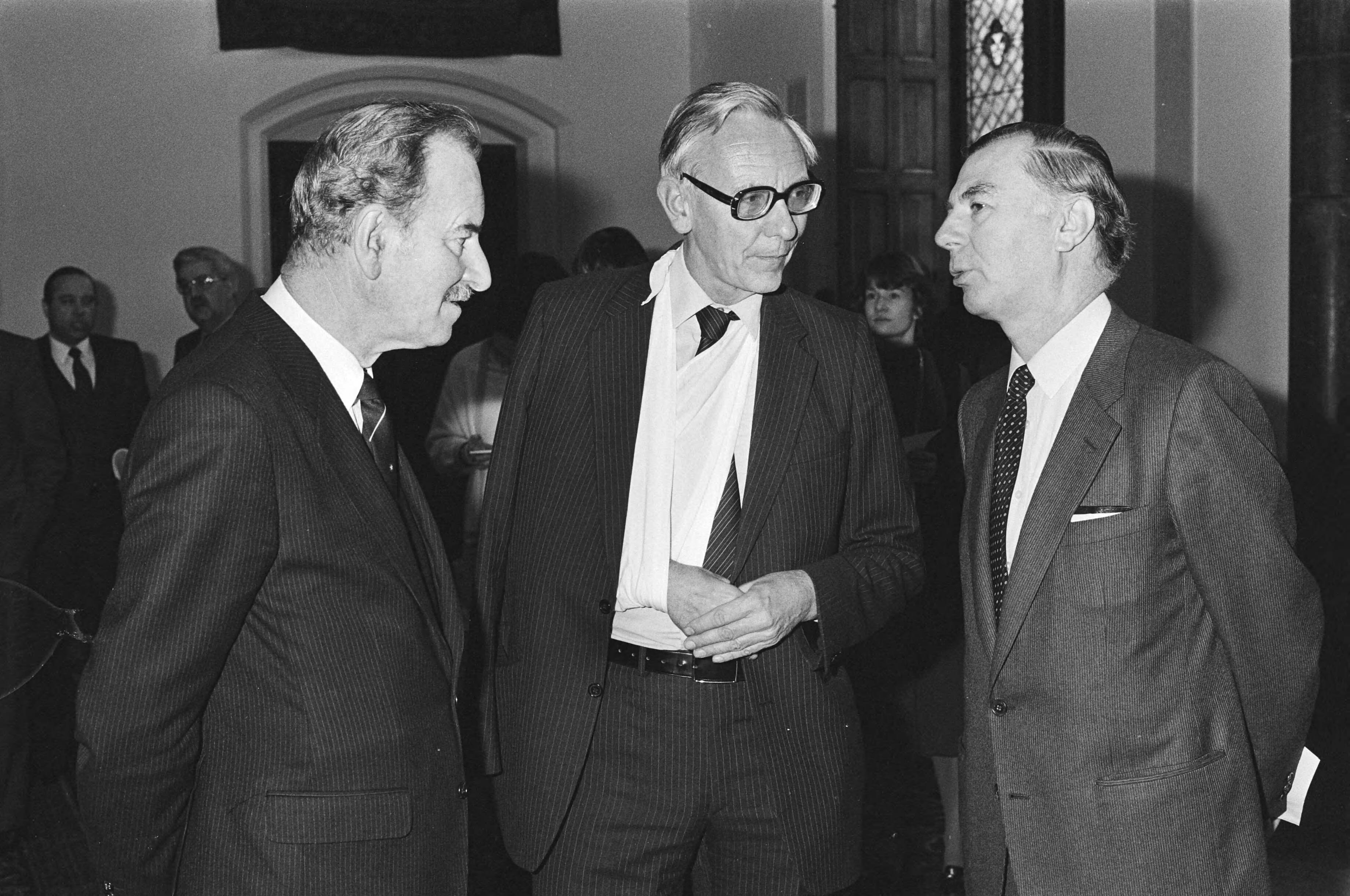 Fotocollectie Anefo — Uitwisseling Ridderzaal in Den Haag van akten van bekrachting Belgische-Ned. Taalunieverdrag Van der Klaauw , Van der Stoel en Tindemans — Foto: Dijk, Hans van / Anefo. Licentie: Set B: Rechtenvrij / Publiek Domein. Bron: Nationaal Archief. http://hdl.handle.net/10648/ad0e5ae6-d0b4-102d-bcf8-003048976d84