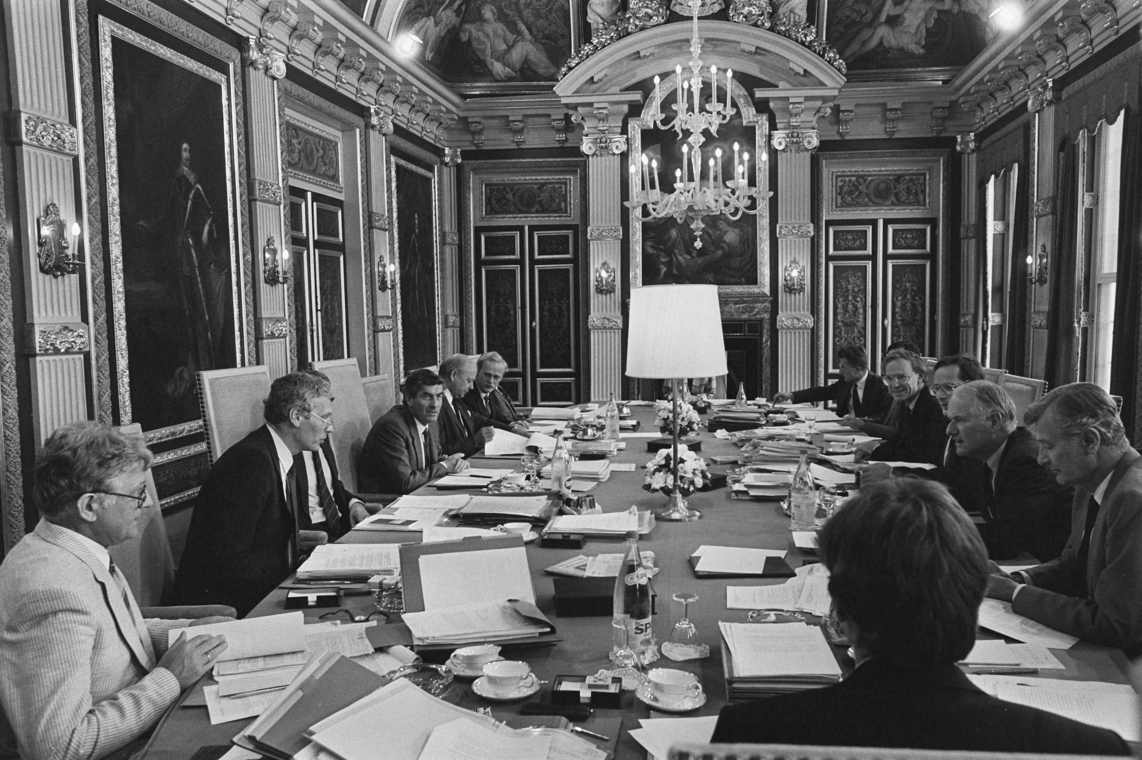 Fotocollectie Anefo — Eerste ministerraadsvergadering van Kabinet Lubbers II in Trevezaal in Den Haag — Foto: Croes, Rob C. / Anefo. Licentie: Set B: Rechtenvrij / Publiek Domein. Bron: Nationaal Archief. http://hdl.handle.net/10648/ad5572e6-d0b4-102d-bcf8-003048976d84