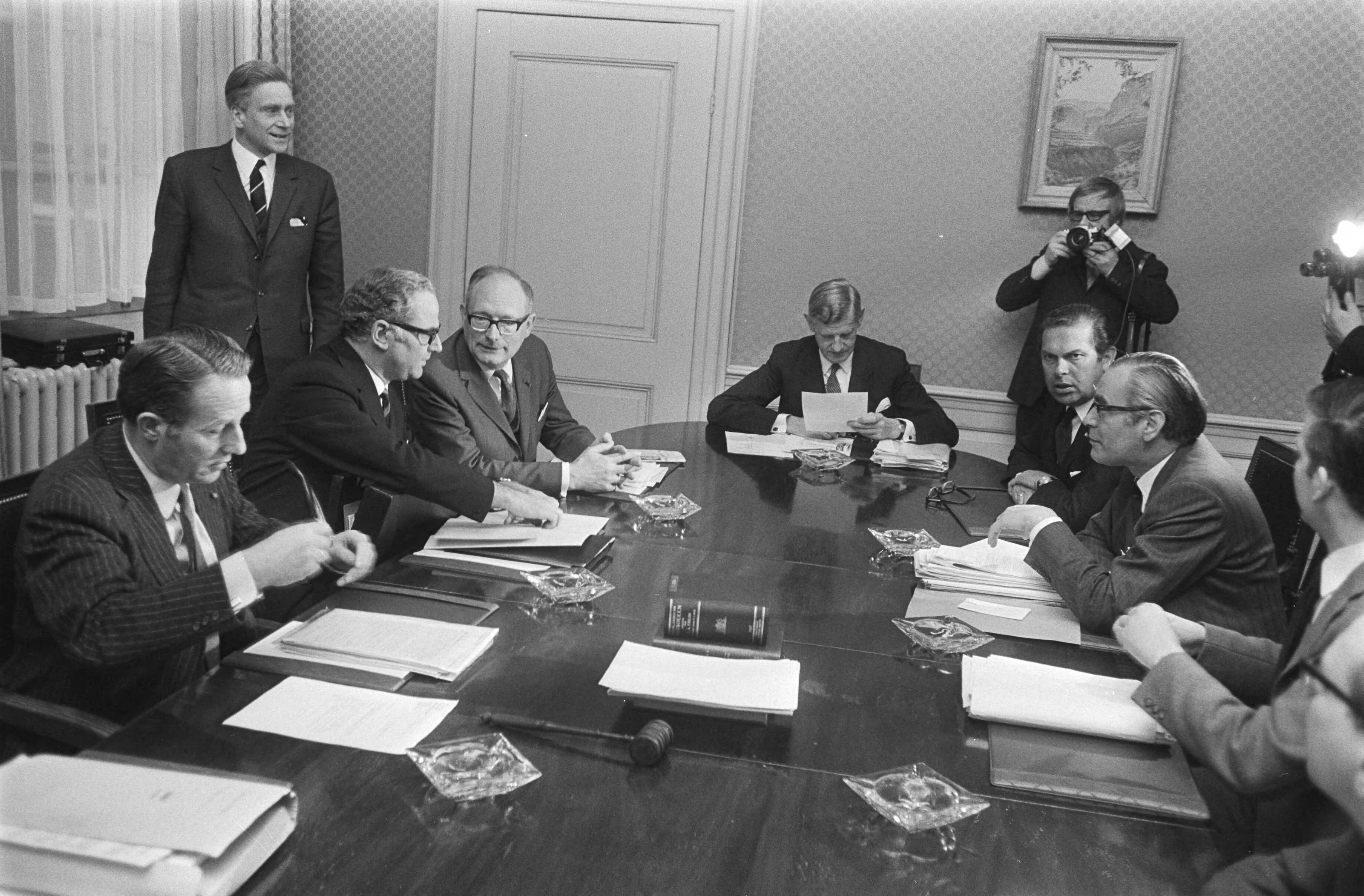 Fotocollectie Anefo — Christelijke partijen vergaderen in gebouw Tweede Kamer over voorstel van PvdA, D66 en PPR om samen te werken, Den Haag — Foto: Verhoeff, Bert / Anefo. Licentie: Set B: Rechtenvrij / Publiek Domein. Bron: Nationaal Archief. http://hdl.handle.net/10648/abb5b374-d0b4-102d-bcf8-003048976d84