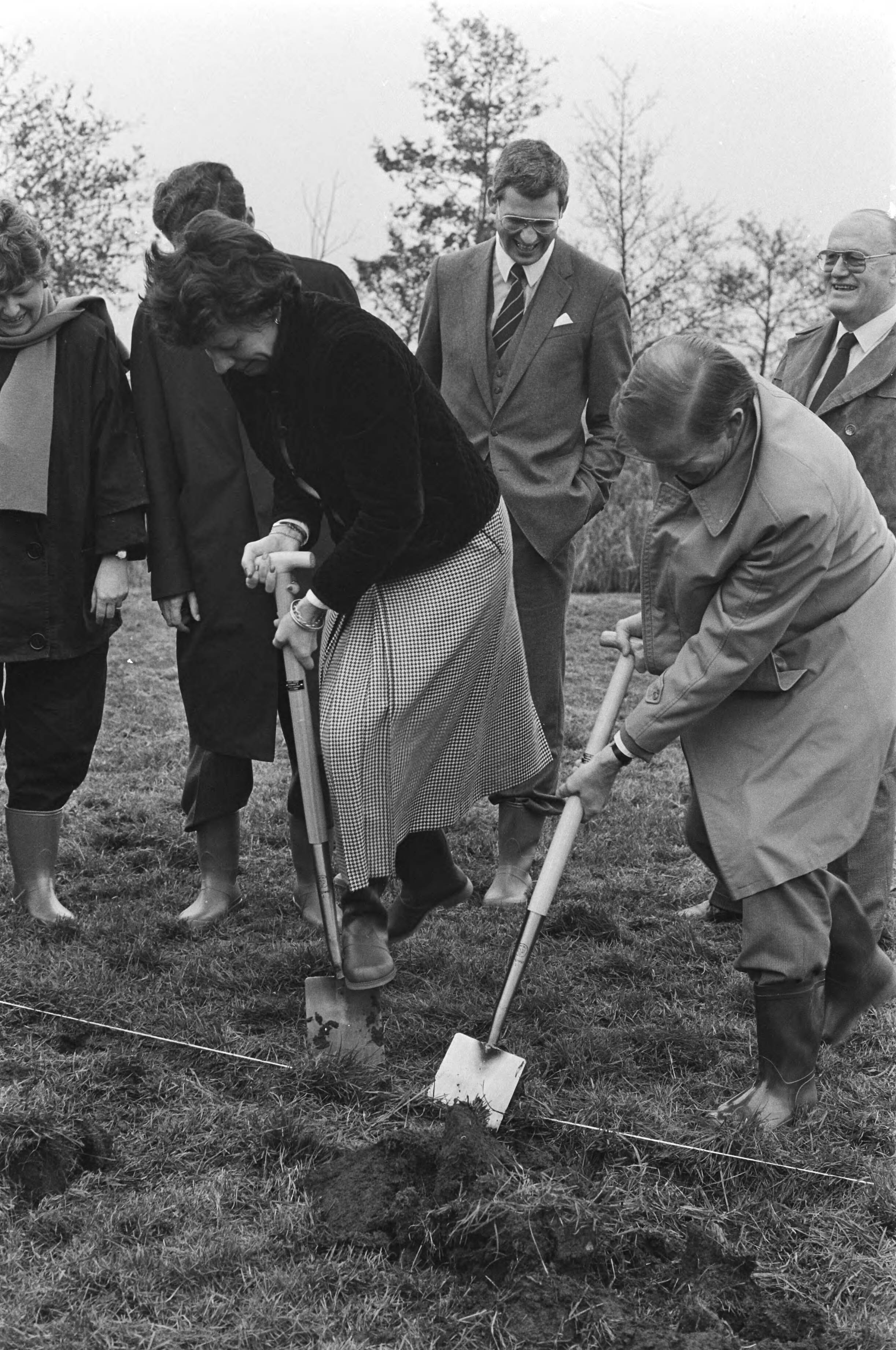 Fotocollectie Anefo — Min Smit Kroes en mr. S. Patijn (CdK Z Holland ) starten werkzaamheden aan rijksweg 11 in Alphen a.d. Rijn; Smit Kroes en mr. Patijn samen gravend — Foto: Vollebregt, Sjakkelien / Anefo. Licentie: Set B: Rechtenvrij / Publiek Domein. Bron: Nationaal Archief. http://hdl.handle.net/10648/ad3f8d64-d0b4-102d-bcf8-003048976d84