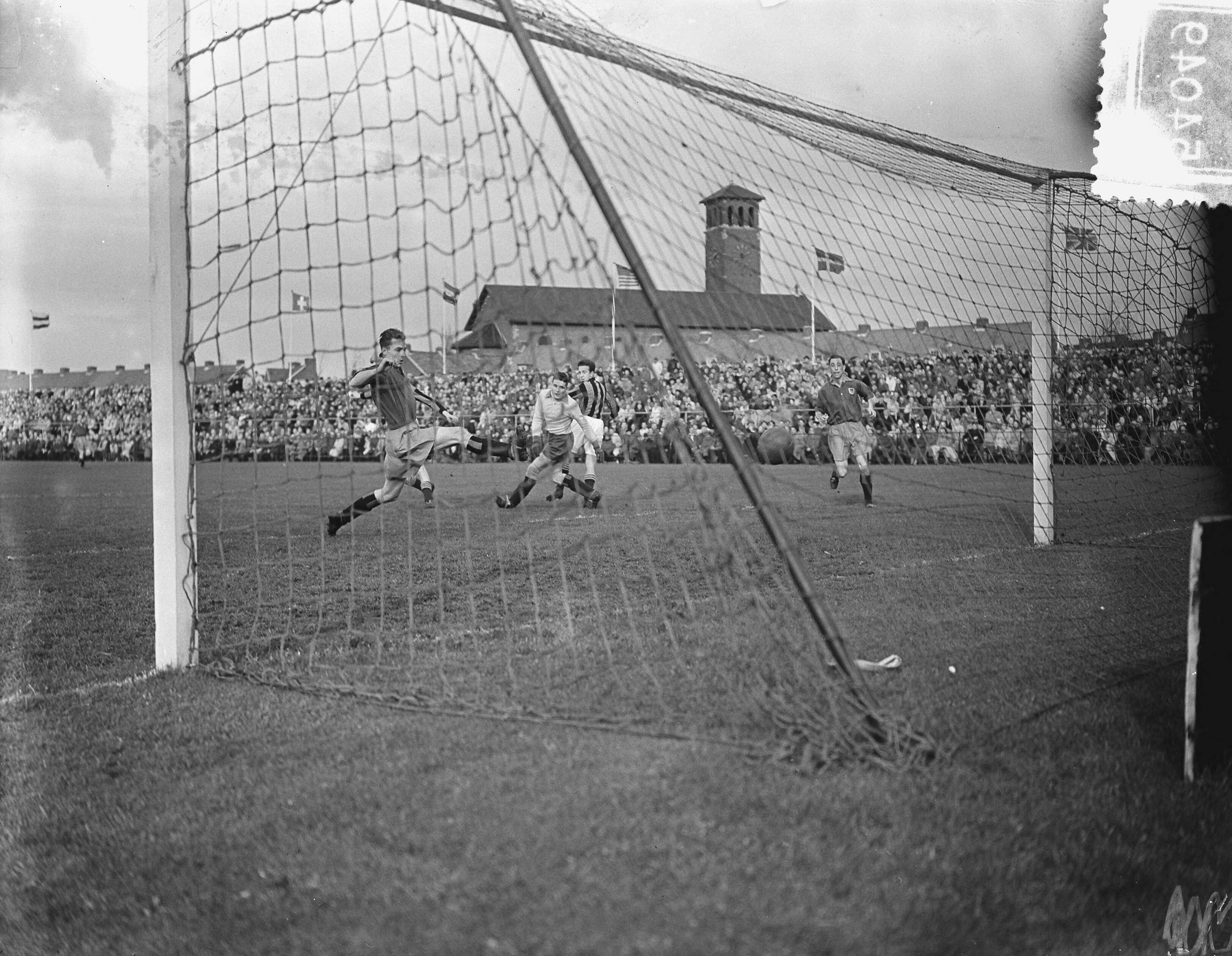 Fotocollectie Anefo — Voetbal. Haarlem tegen DWS 2-2. Spelmoment — Foto: Bilsen, Joop van / Anefo. Licentie: Set B: Rechtenvrij / Publiek Domein. Bron: Nationaal Archief. http://hdl.handle.net/10648/a9027284-d0b4-102d-bcf8-003048976d84