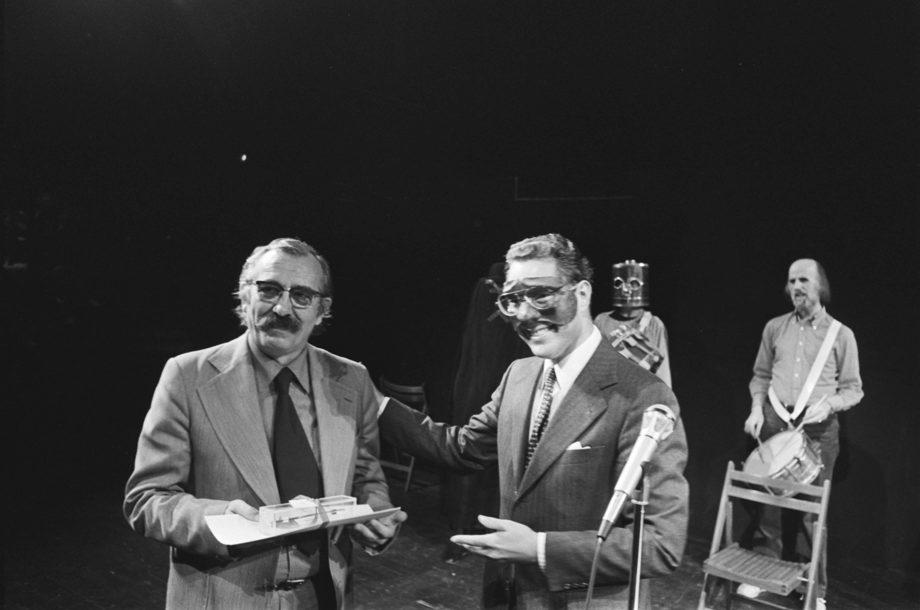 Fotocollectie Anefo — Gouden griffels uitgereikt in Den Haag ; wethouder Van Lies reikt prijzen uit aan Henk Barnard (l) en Velthuys (r) — Foto: Verhoeff, Bert / Anefo. Licentie: Set B: Rechtenvrij / Publiek Domein. Bron: Nationaal Archief. http://hdl.handle.net/10648/aca4c05e-d0b4-102d-bcf8-003048976d84