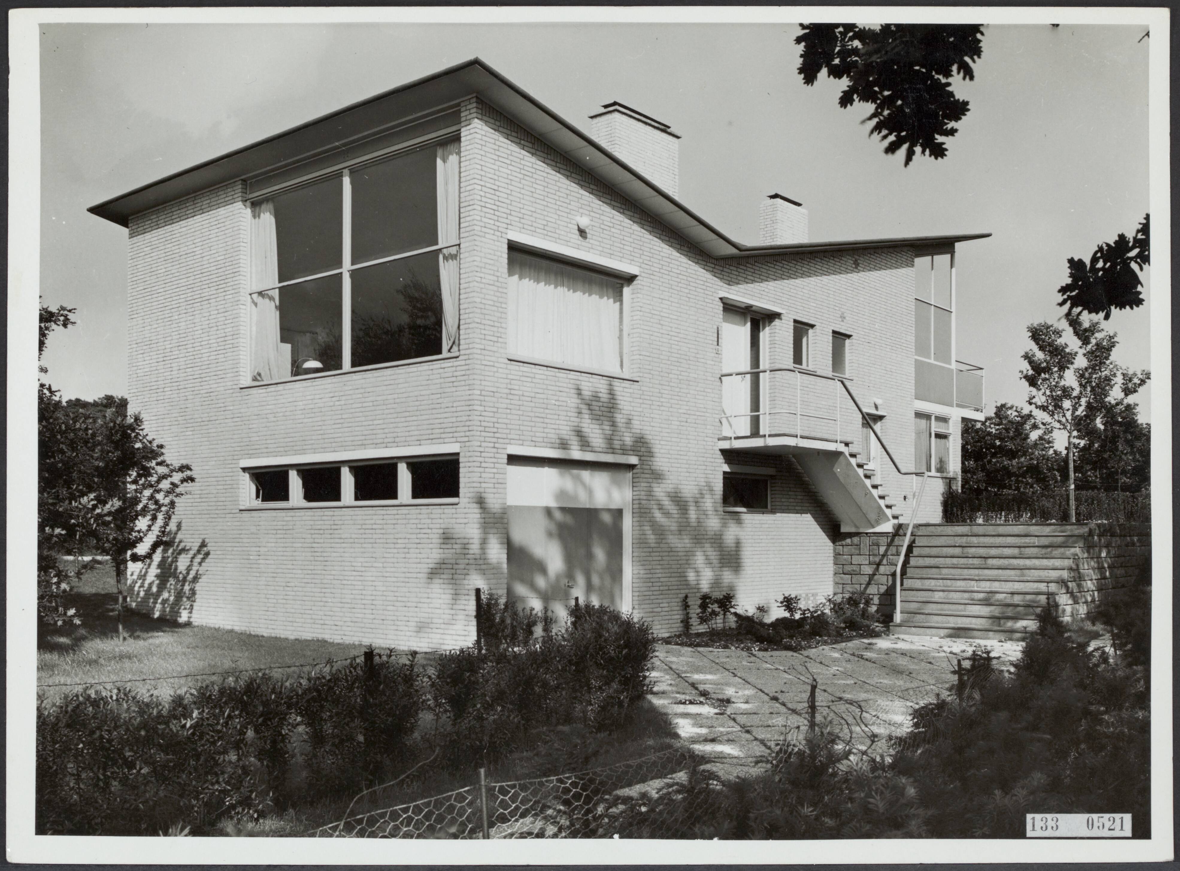 Fotocollectie Rijksvoorlichtingsdienst Eigen — Wassenaar. Villa met inpandige garage — Foto: Rijksvoorlichtingsdienst (RVD). Licentie: Set B: Rechtenvrij / Publiek Domein. Bron: Nationaal Archief. http://hdl.handle.net/10648/af598668-d0b4-102d-bcf8-003048976d84