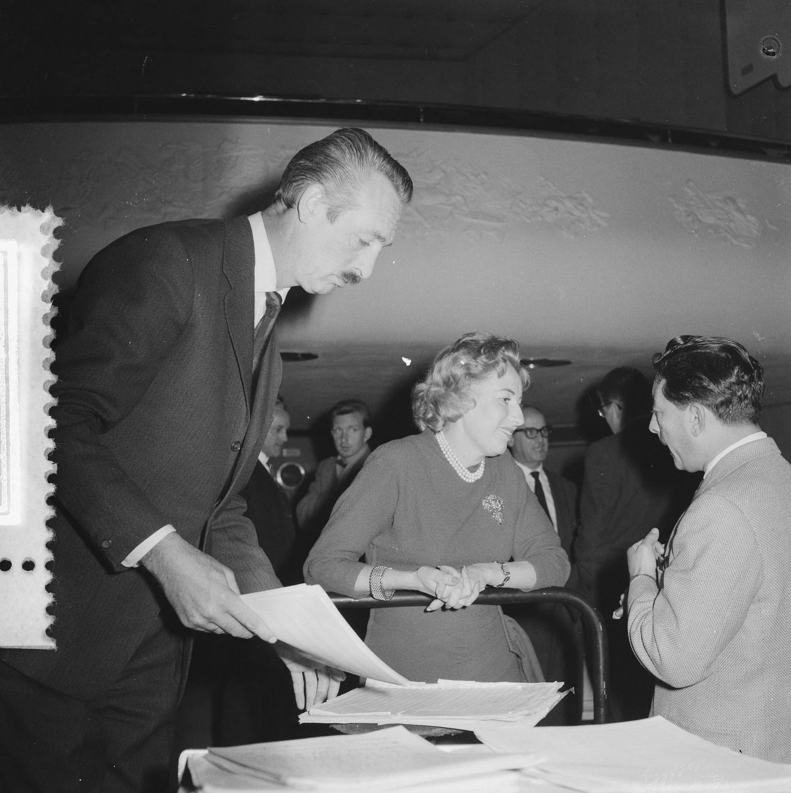 Fotocollectie Anefo — De Britse zangeres Vera Lynn repeteert in de KRO-studio te Hilversum met het Metropole-orkest onder leiding van Dolf van de Linden. Zij zal in de Haagse Dierentuin optreden tijdens de speciale Steravond van de NCRV t.g.v. het 35-jarig bestaan. Rechts haar echtgenoot Harry Lewis — Foto: Lindeboom, Henk / Anefo. Licentie: Set B: Rechtenvrij / Publiek Domein. Bron: Nationaal Archief. http://hdl.handle.net/10648/a9a267d0-d0b4-102d-bcf8-003048976d84
