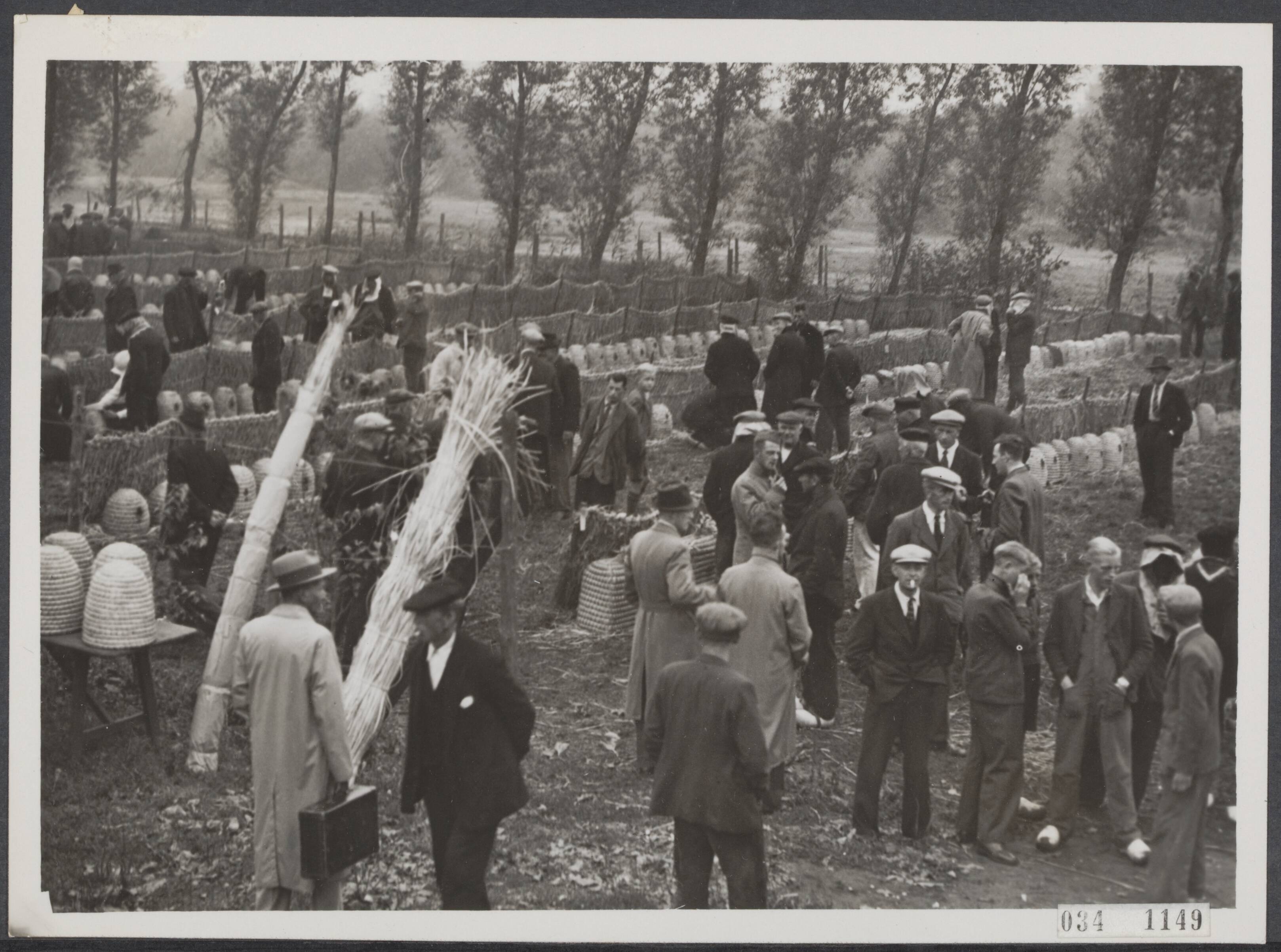 Fotocollectie Elsevier Binnenland — Jaarlijkse bijenmarkt te Veenendaal — Foto: Internationale Clichéfabrieken Pax Holland N.V. Licentie: Set B: Rechtenvrij / Publiek Domein. Bron: Nationaal Archief. http://hdl.handle.net/10648/ade93fb2-d0b4-102d-bcf8-003048976d84