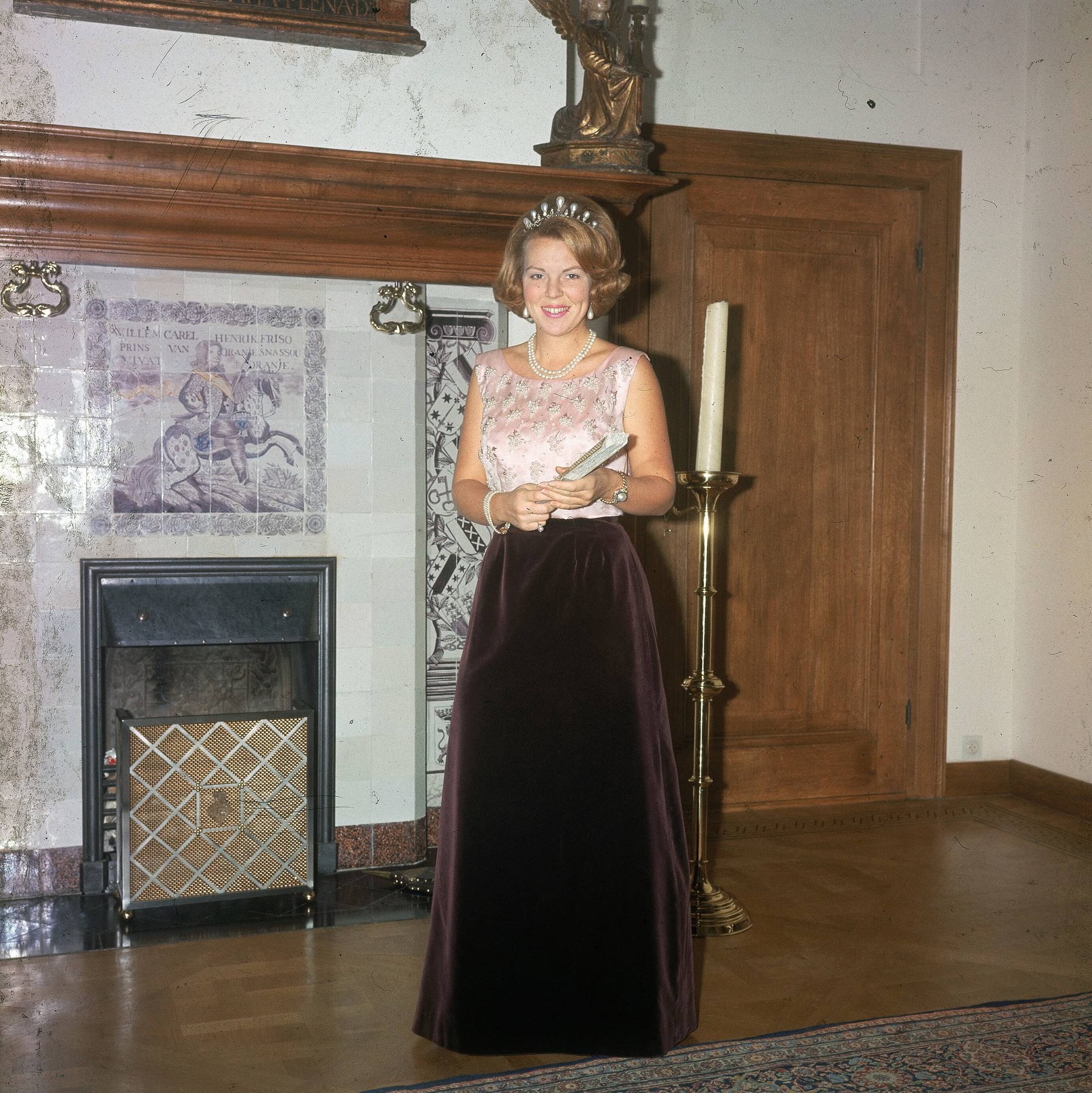 Fotocollectie RVD / Koninklijk Huis — Prinses Beatrix in Kasteel Drakensteyn — Foto: Reijken, Tiemen van der / RVD. Licentie: Set B: Rechtenvrij / Publiek Domein. Bron: Nationaal Archief. http://hdl.handle.net/10648/afb0f3bc-d0b4-102d-bcf8-003048976d84