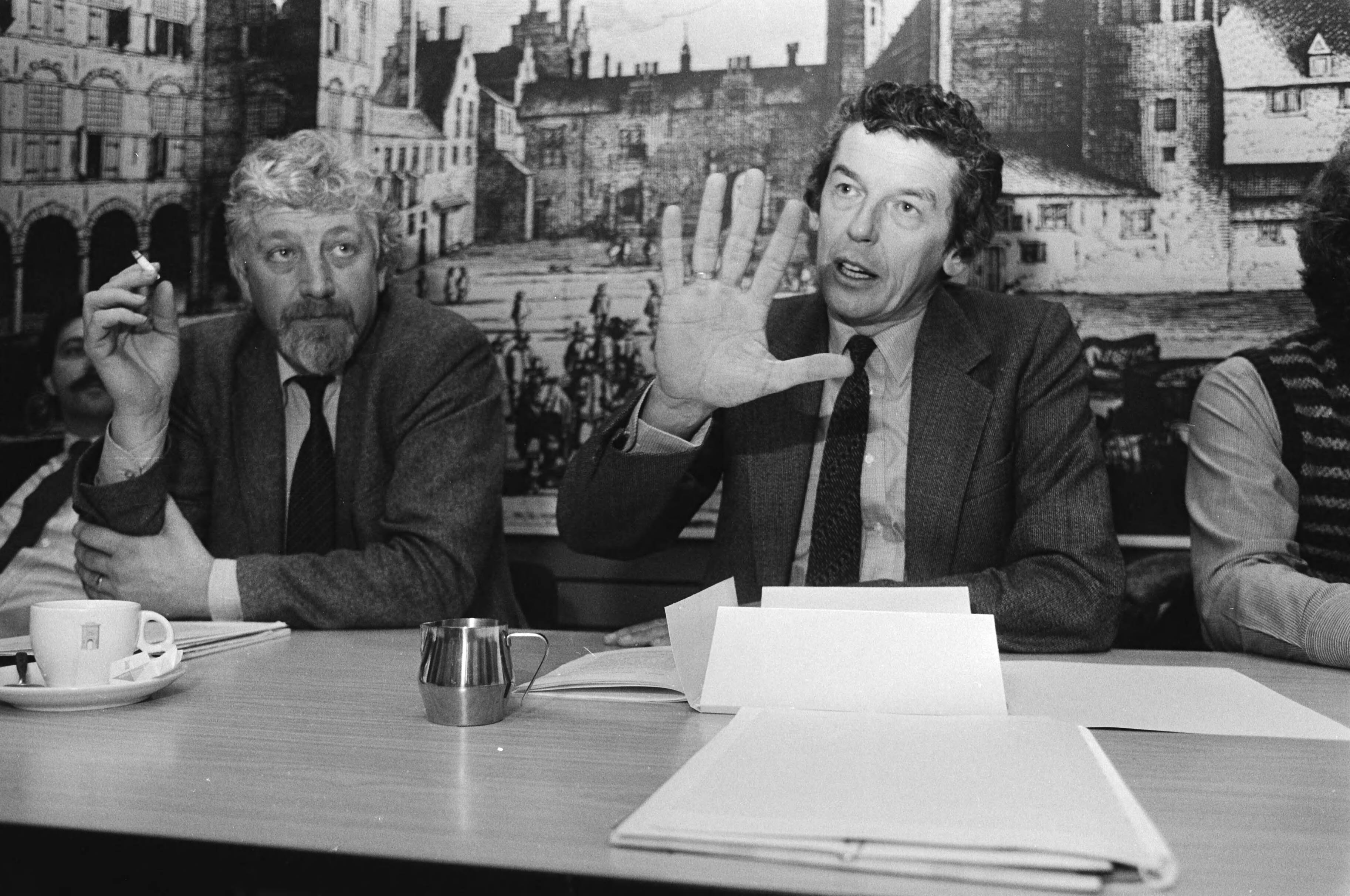 Persconferentie van de FNV — Voorzitter Kok in Nieuwspoort in Den Haag — Foto: Bogaerts, Rob / Anefo. Licentie: Set B: Rechtenvrij / Publiek Domein. Bron: Nationaal Archief. http://hdl.handle.net/10648/ad2169b0-d0b4-102d-bcf8-003048976d84