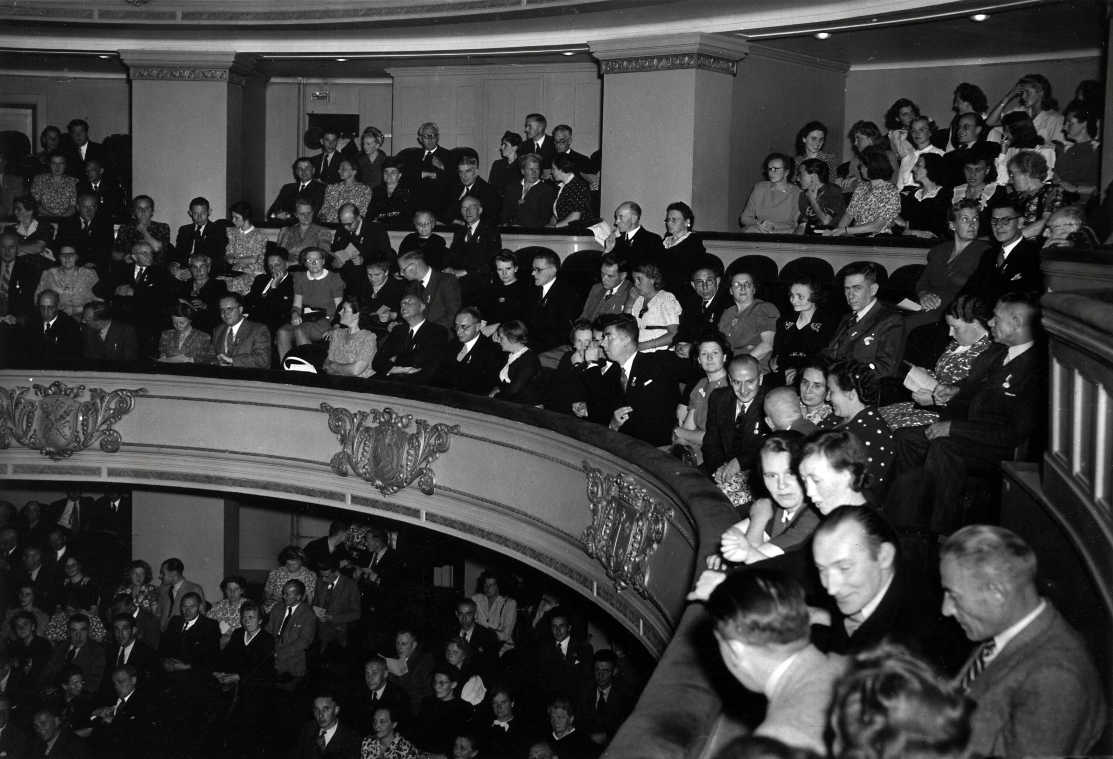 Drukkerij Spaarnestad — [40-jarig jubileum N.V. De Spaarnestad] [feestavond in de Stadsschouwburg] — Foto: Fotograaf Onbekend / Fotobureau onbekend / Spaarnestad Photo (05887). Licentie: Set B: Rechtenvrij / Publiek Domein. Bron: Nationaal Archief. http://hdl.handle.net/10648/35429da6-3a03-a382-e063-6df0900a6686