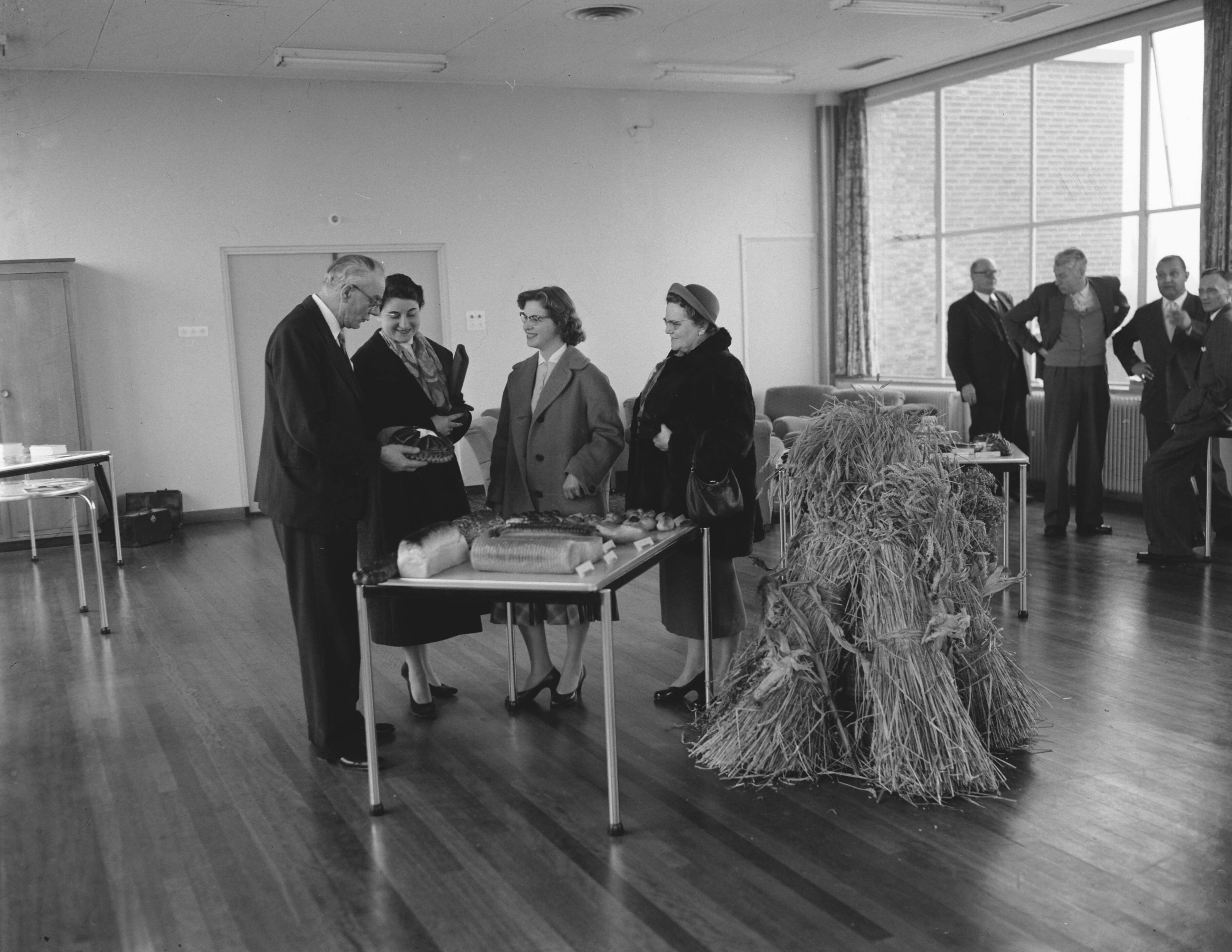 Fotocollectie Anefo — Opening reizende tentoonstelling "Granen en hun verwerking" in Den Haag — Foto: Noske, J.D. / Anefo. Licentie: Set B: Rechtenvrij / Publiek Domein. Bron: Nationaal Archief. http://hdl.handle.net/10648/a9889ae4-d0b4-102d-bcf8-003048976d84