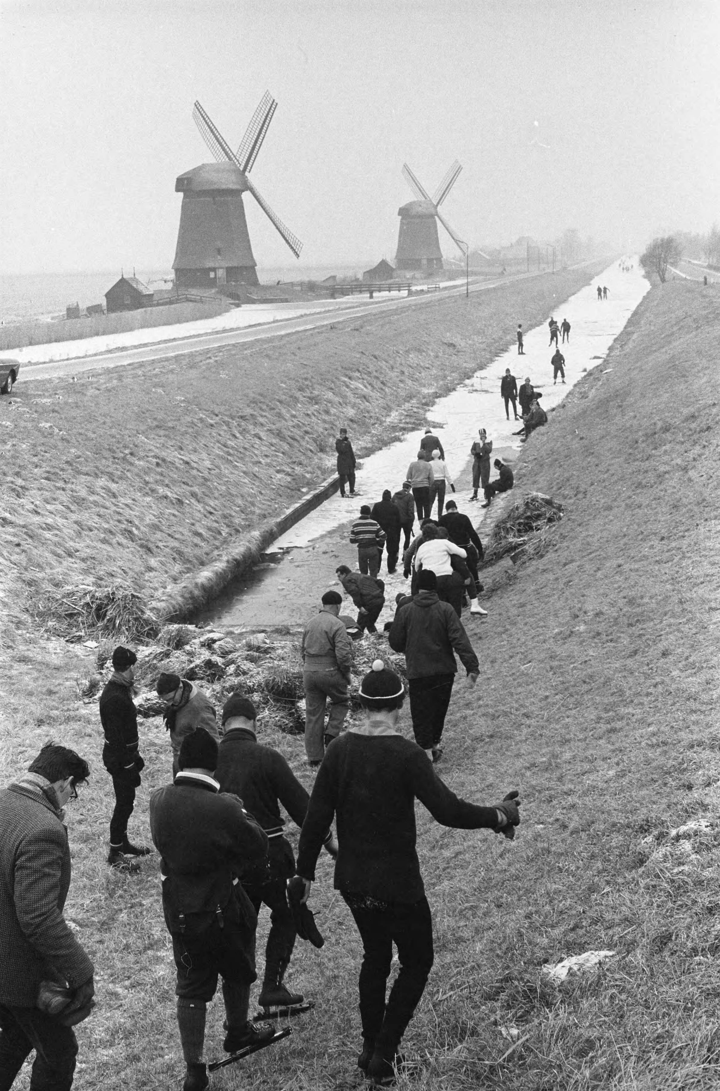 Fotocollectie Anefo — Dorpentocht in Noord-Holland, de deelnemers bij Schermerhorn — Foto: Pot, Harry / Anefo. Licentie: Set B: Rechtenvrij / Publiek Domein. Bron: Nationaal Archief. http://hdl.handle.net/10648/aa23d266-d0b4-102d-bcf8-003048976d84