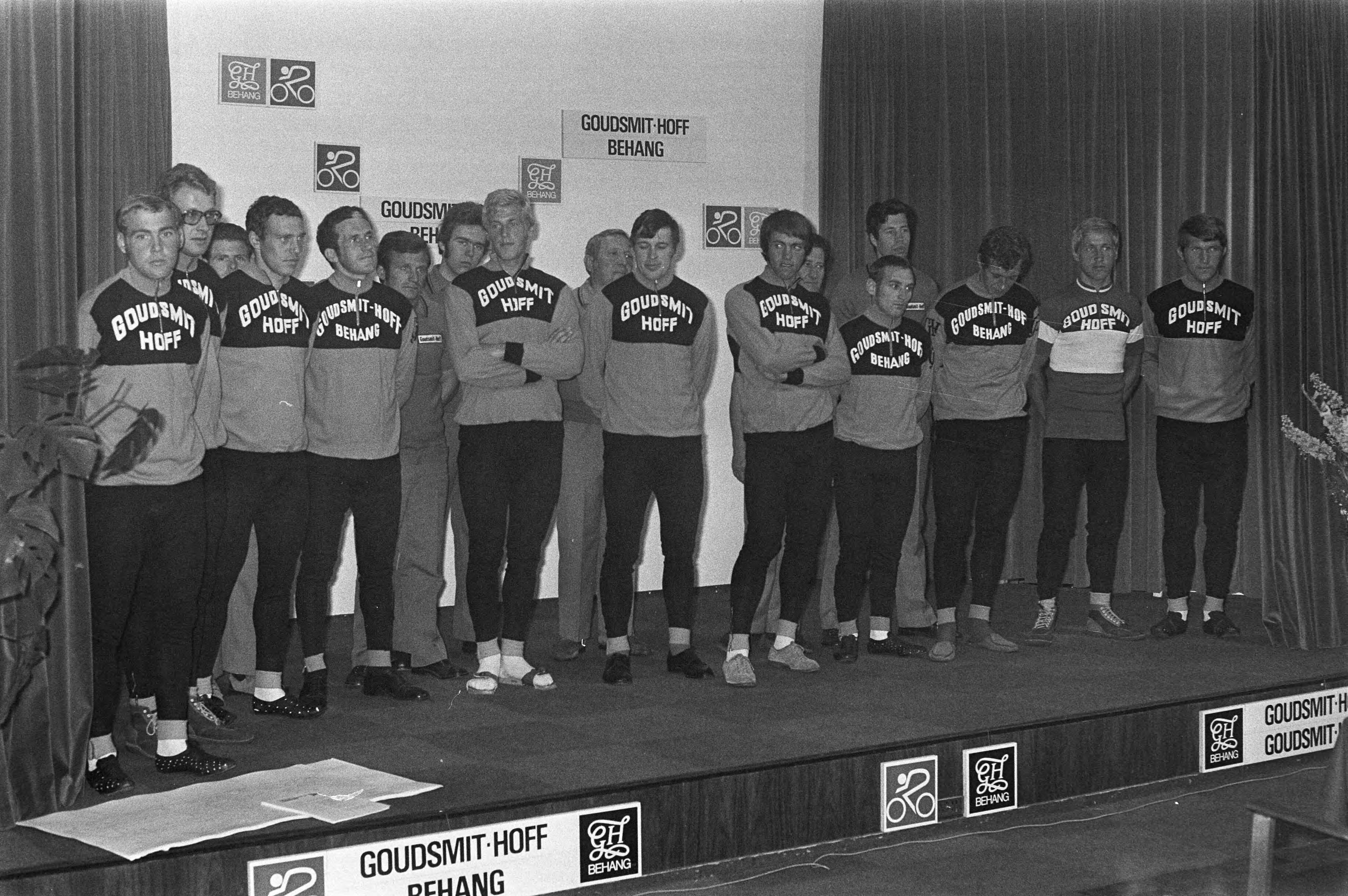 Fotocollectie Anefo — Presentatie van de Nederlandse ploeg (Goudsmit - Hoff) voor de 59e Tour de France in Scheveningen — Foto: Verhoeff, Bert / Anefo. Licentie: Set B: Rechtenvrij / Publiek Domein. Bron: Nationaal Archief. http://hdl.handle.net/10648/abedd11e-d0b4-102d-bcf8-003048976d84