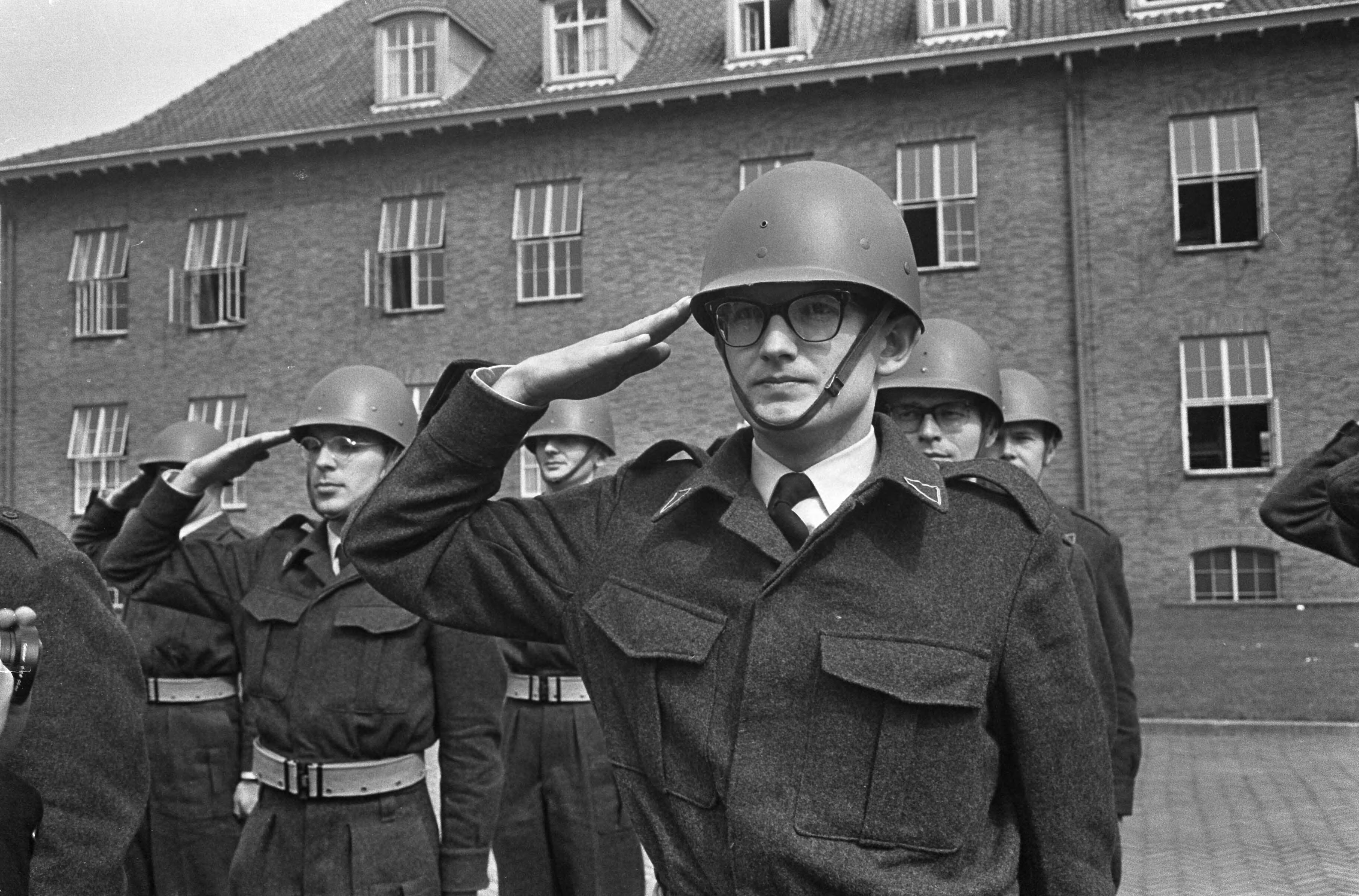 Fotocollectie Anefo — Mr. Pieter van Vollenhoven in militaire dienst bij de luchtmacht in Breda, mr. Pieter salueert — Foto: Koch, Eric / Anefo. Licentie: Set B: Rechtenvrij / Publiek Domein. Bron: Nationaal Archief. http://hdl.handle.net/10648/aae7766c-d0b4-102d-bcf8-003048976d84