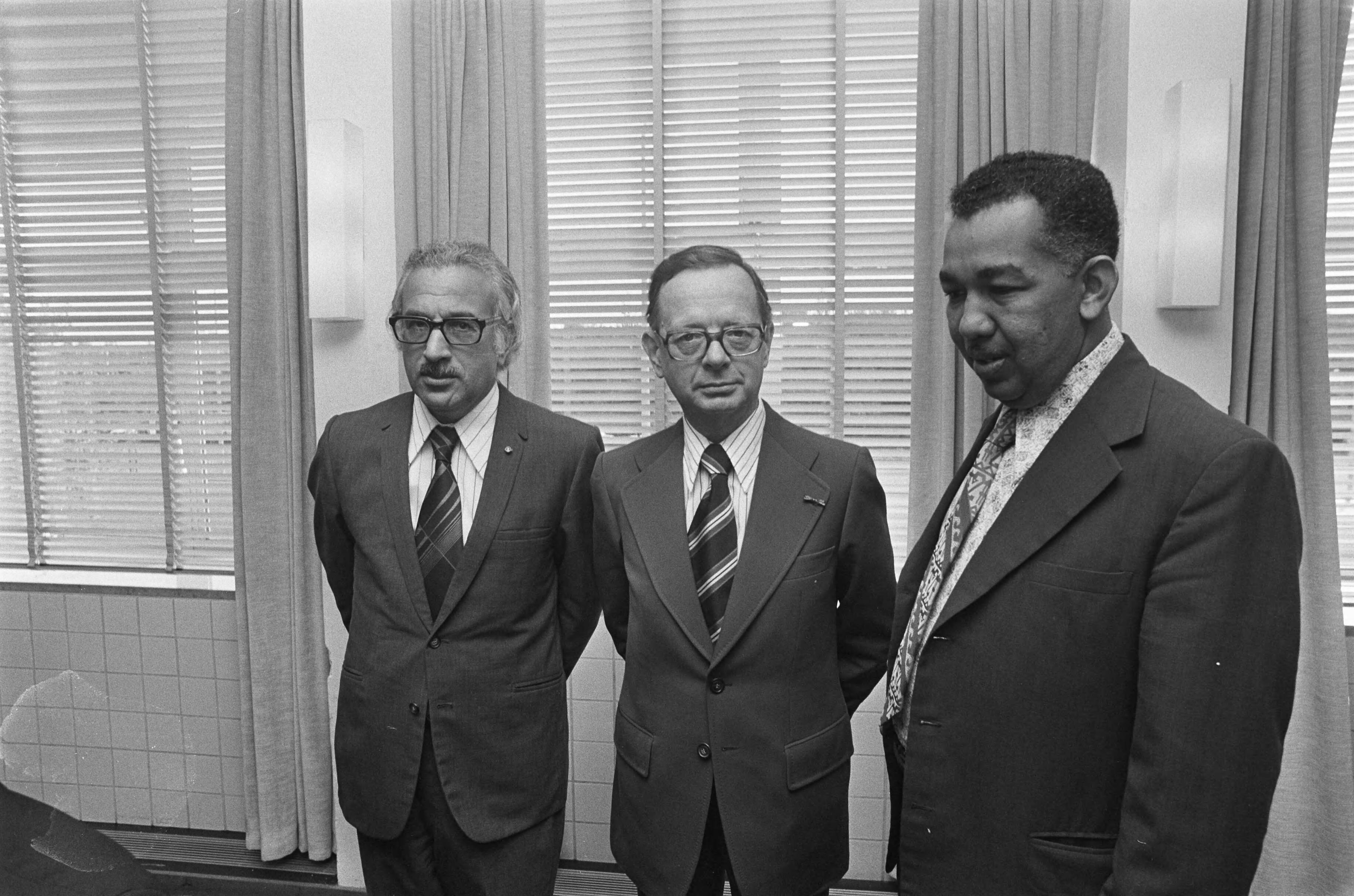 Fotocollectie Anefo — Voltallige Koninkrijkscommissie in Den Haag bijeen; de delegatieleiders van Nederlandse Antillen , Nederland en Surinameresp. v.l.n.r. Dip, Van — Foto: Mieremet, Rob / Anefo. Licentie: Set B: Rechtenvrij / Publiek Domein. Bron: Nationaal Archief. http://hdl.handle.net/10648/ac56b56c-d0b4-102d-bcf8-003048976d84