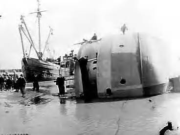 Fotocollectie Anefo — Berging "Achilles" gestrand in de nacht van 15 op 16 maart bij Westkapelle — Foto: Bilsen, Joop van / Anefo. Licentie: Set B: Rechtenvrij / Publiek Domein. Bron: Nationaal Archief. http://hdl.handle.net/10648/a95c76e4-d0b4-102d-bcf8-003048976d84