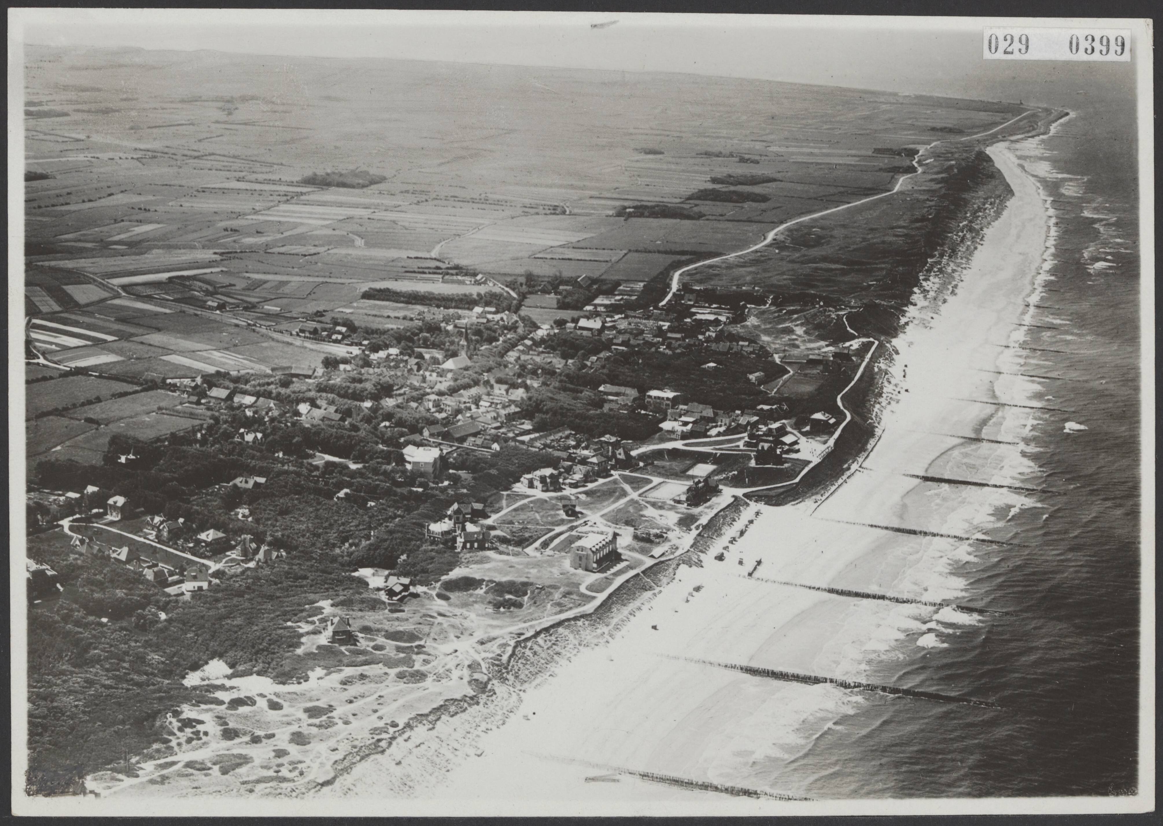 Fotocollectie Elsevier Binnenland — Luchtopname. Domburg — Foto: KLM Fototechnische Dienst Rotterdam. Licentie: Set B: Rechtenvrij / Publiek Domein. Bron: Nationaal Archief. http://hdl.handle.net/10648/ade1cf48-d0b4-102d-bcf8-003048976d84