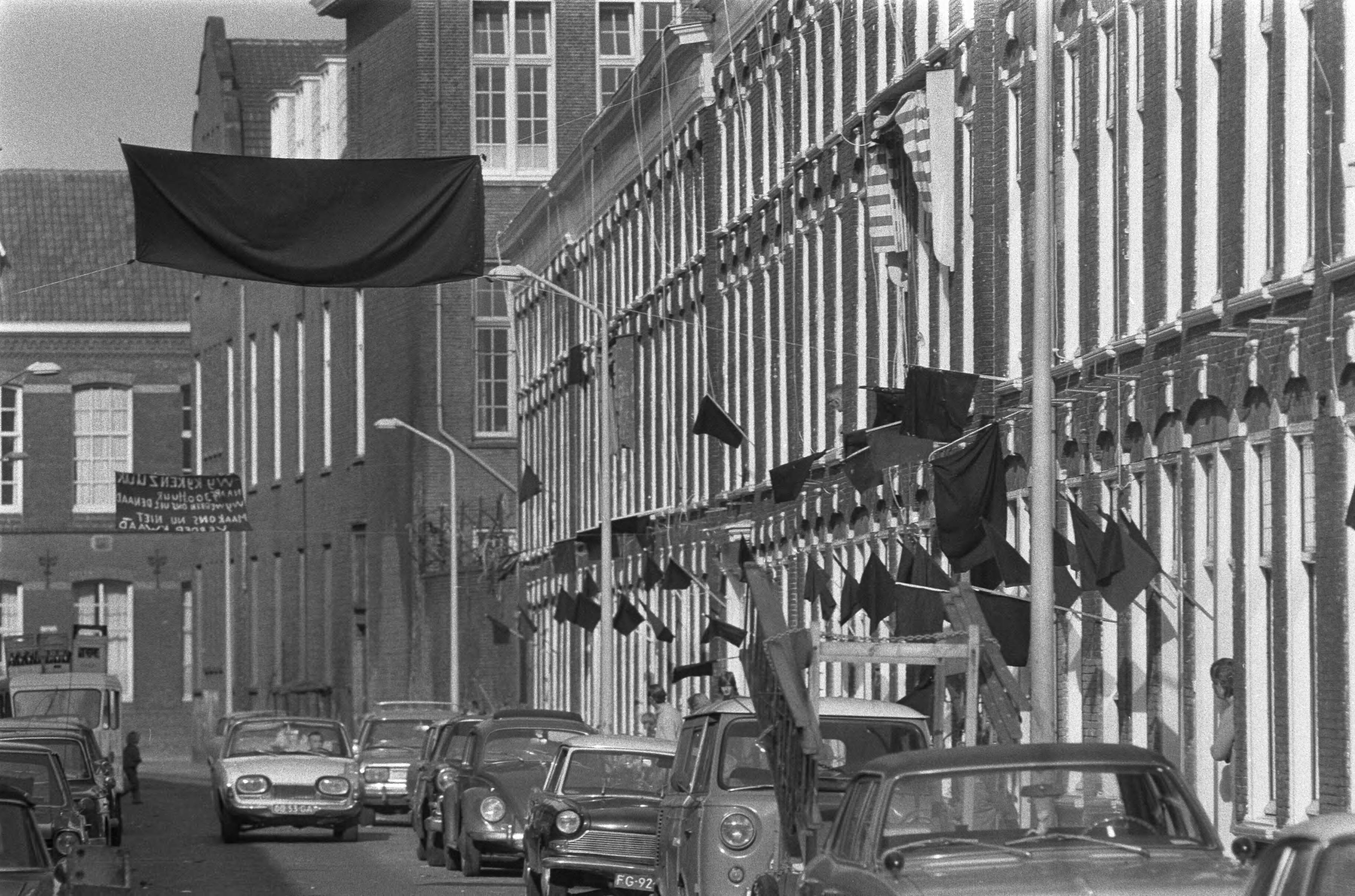 Fotocollectie Anefo — Actie van bewoners Schilderswijk Den Haag voor betere en betaalbare woningen — Foto: Peters, Hans / Anefo. Licentie: Set B: Rechtenvrij / Publiek Domein. Bron: Nationaal Archief. http://hdl.handle.net/10648/abd3a802-d0b4-102d-bcf8-003048976d84