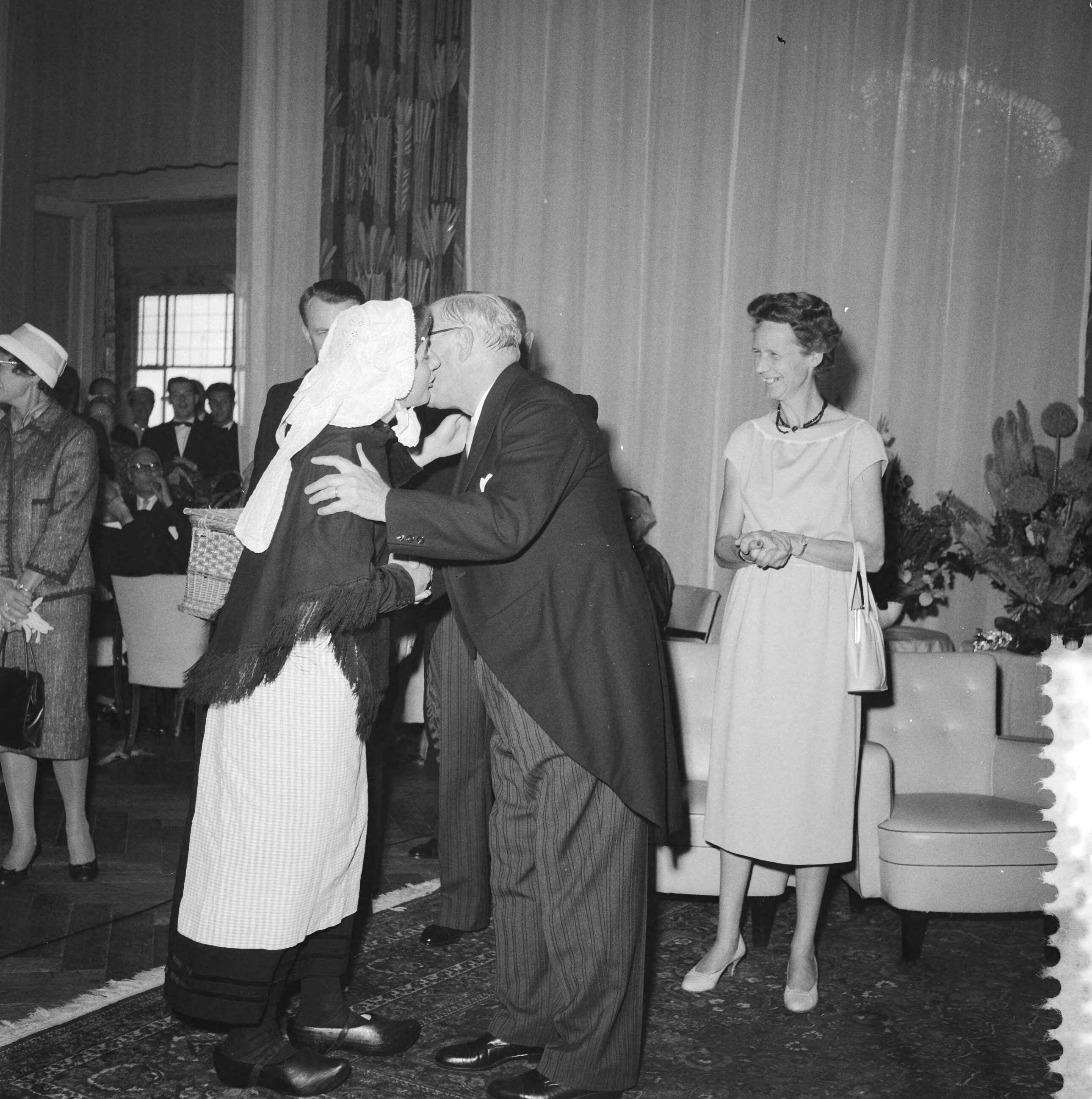 Fotocollectie Anefo — De directeur van het ANP, H.H.J. van de Pol, neemt afscheid in het Kurhaus te Scheveningen. "Zoete Lieve Gerritje" kust Van de Pol — Foto: Behrens, Herbert F. / Anefo. Licentie: Set B: Rechtenvrij / Publiek Domein. Bron: Nationaal Archief. http://hdl.handle.net/10648/a9b31012-d0b4-102d-bcf8-003048976d84