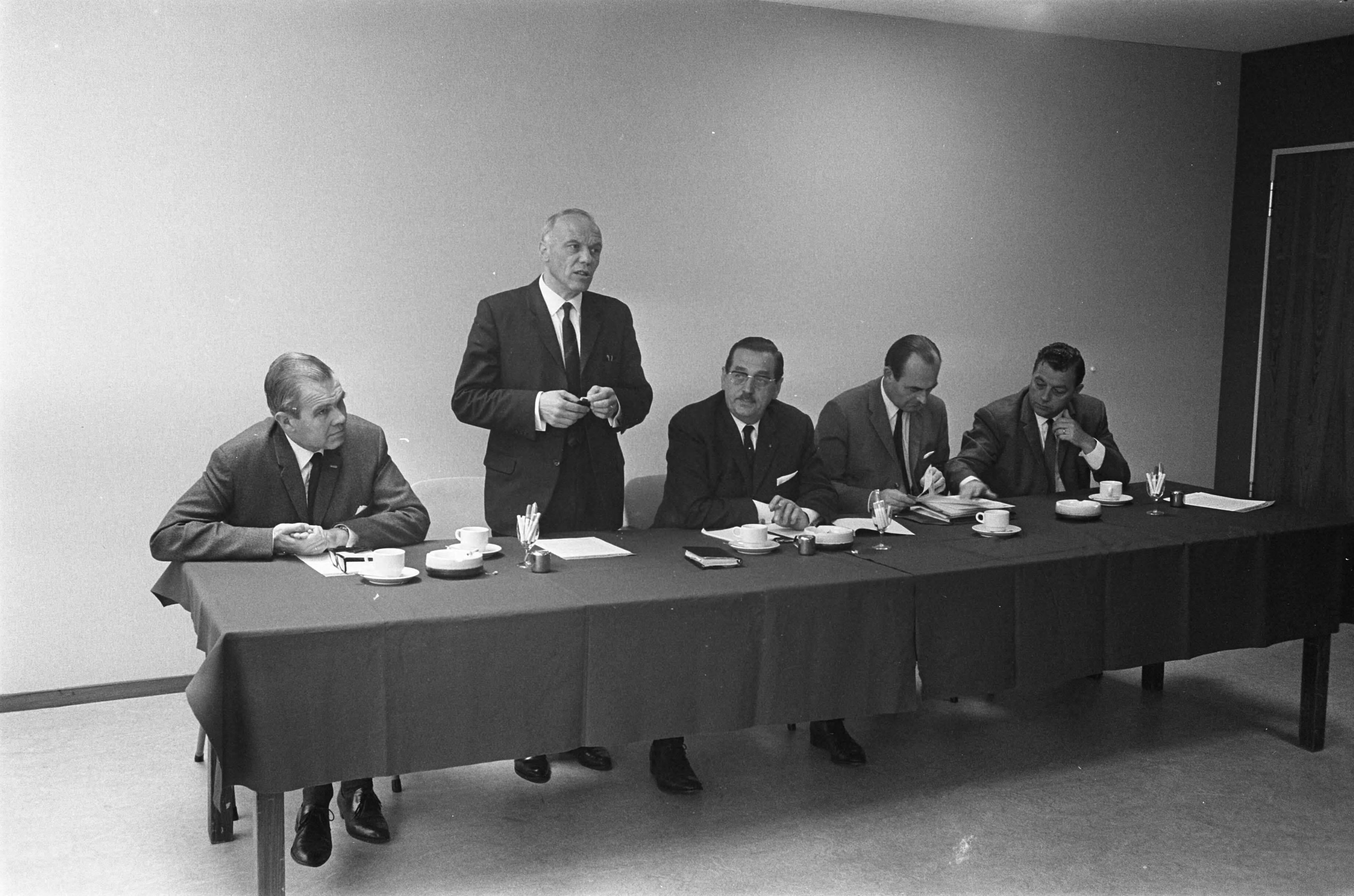 Kleurenstudio van de NTS — Dhr de Vlaam tijdens de persconferentie — Foto: Fotograaf Onbekend / Anefo. Licentie: Set B: Rechtenvrij / Publiek Domein. Bron: Nationaal Archief. http://hdl.handle.net/10648/ab4fb736-d0b4-102d-bcf8-003048976d84