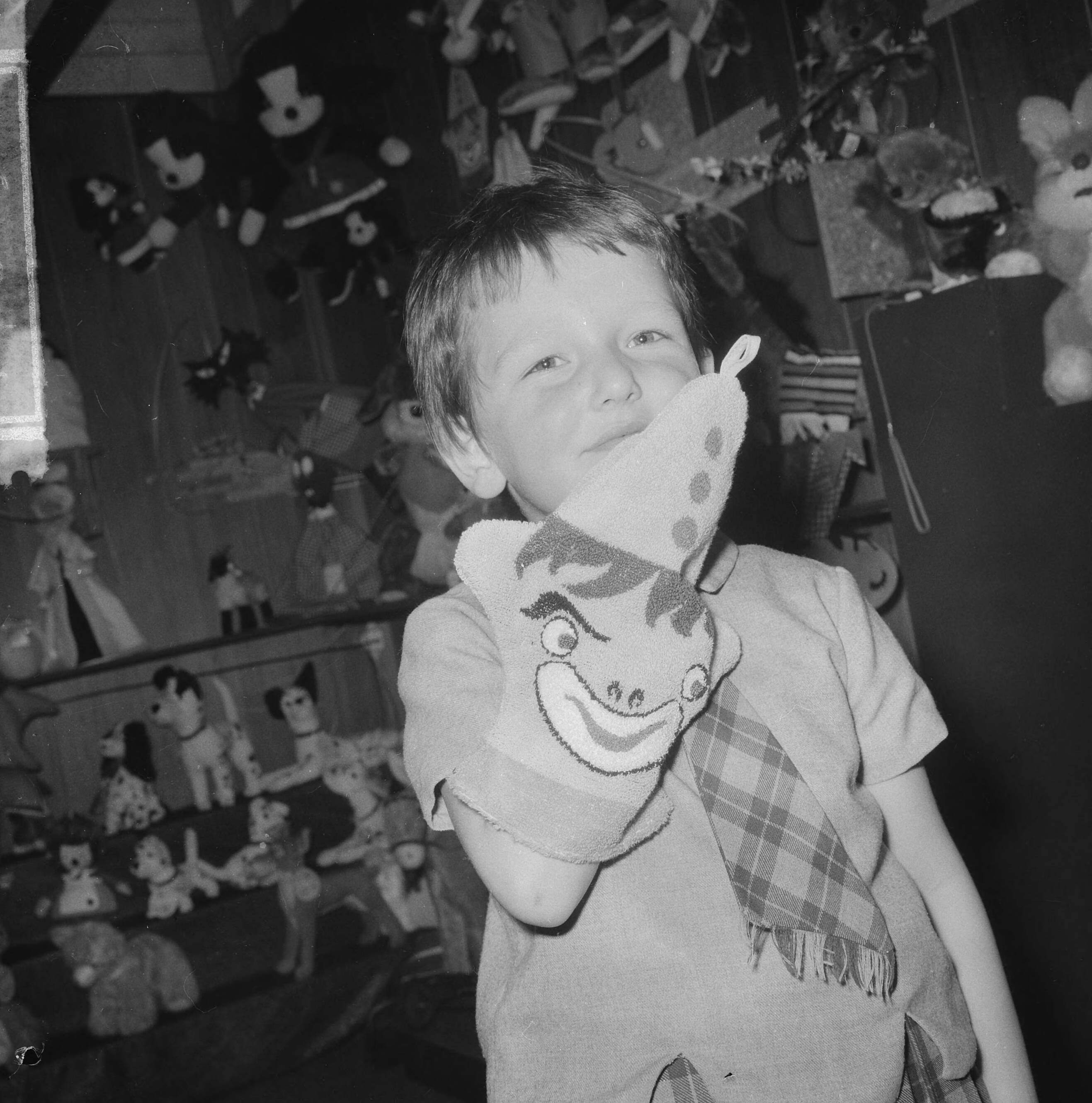 Fotocollectie Anefo — Nederlandse baby- en kleutervakbeurs in Hilversum, washandje in de vorm van een clowntje — Foto: Nijs, Jac. de / Anefo. Licentie: Set B: Rechtenvrij / Publiek Domein. Bron: Nationaal Archief. http://hdl.handle.net/10648/aa9d77d8-d0b4-102d-bcf8-003048976d84