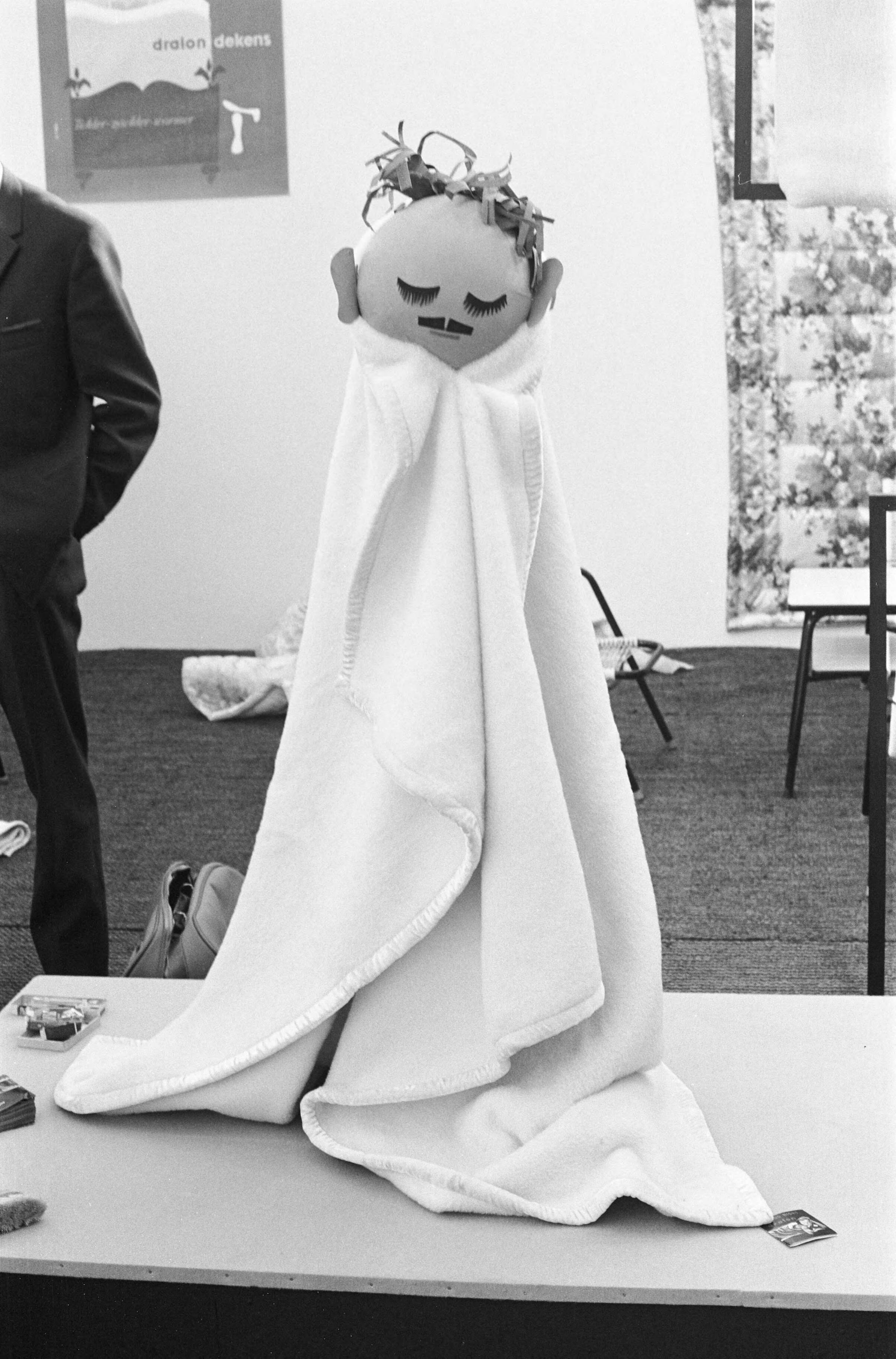 Fotocollectie Anefo — Textielbeurs in RAI te Amsterdam. Imitatie sneeuwpop — Foto: Rossem, Wim van / Anefo. Licentie: Set B: Rechtenvrij / Publiek Domein. Bron: Nationaal Archief. http://hdl.handle.net/10648/a9f7b5e6-d0b4-102d-bcf8-003048976d84