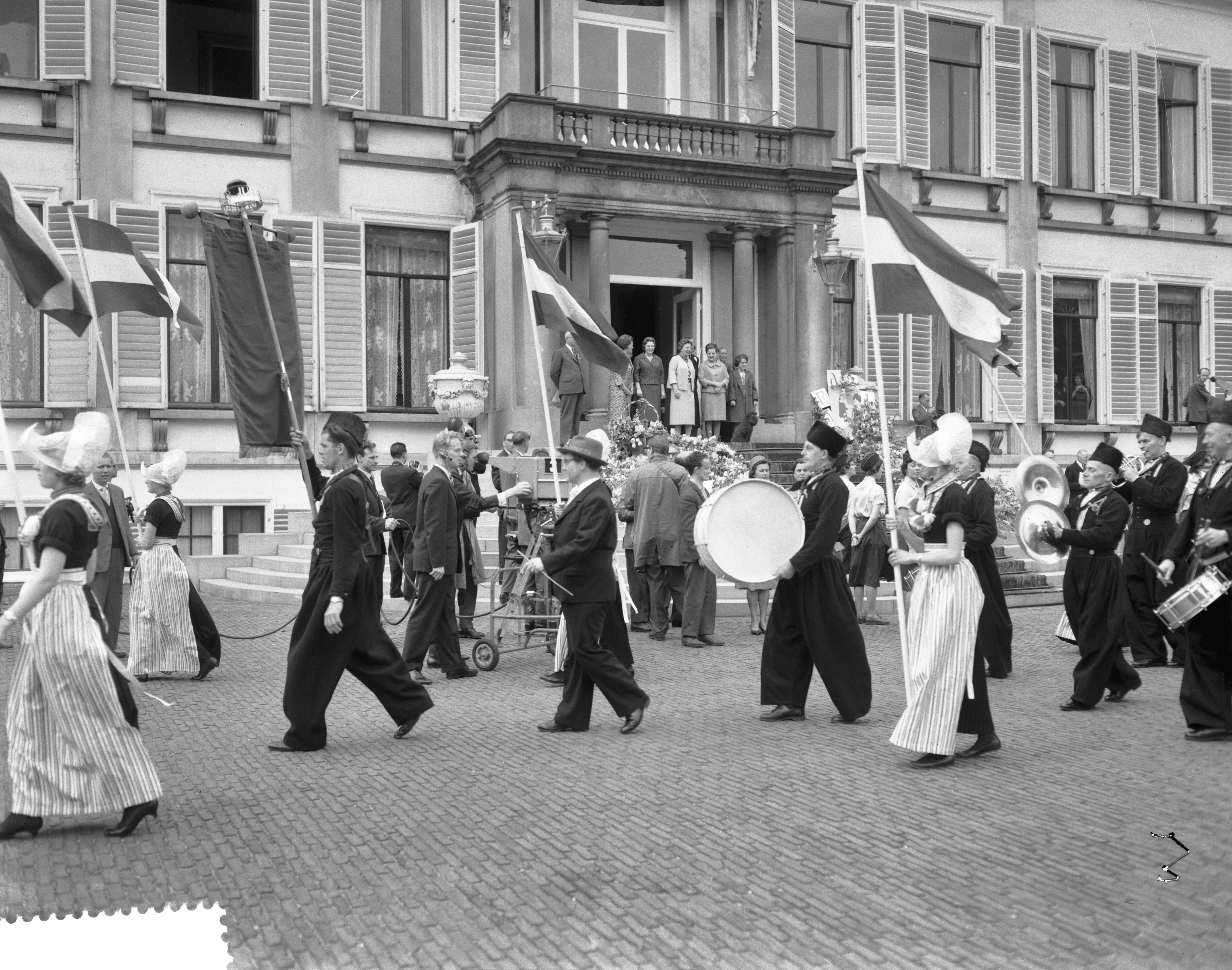 Koninginnedag 1961 — Defilé op paleis Soestdijk t.g.v. de verjaardag van koningin Juliana. Een delegatie in Volendammer — Foto: Bilsen, Joop van / Anefo. Licentie: Set B: Rechtenvrij / Publiek Domein. Bron: Nationaal Archief. http://hdl.handle.net/10648/a9d36d80-d0b4-102d-bcf8-003048976d84