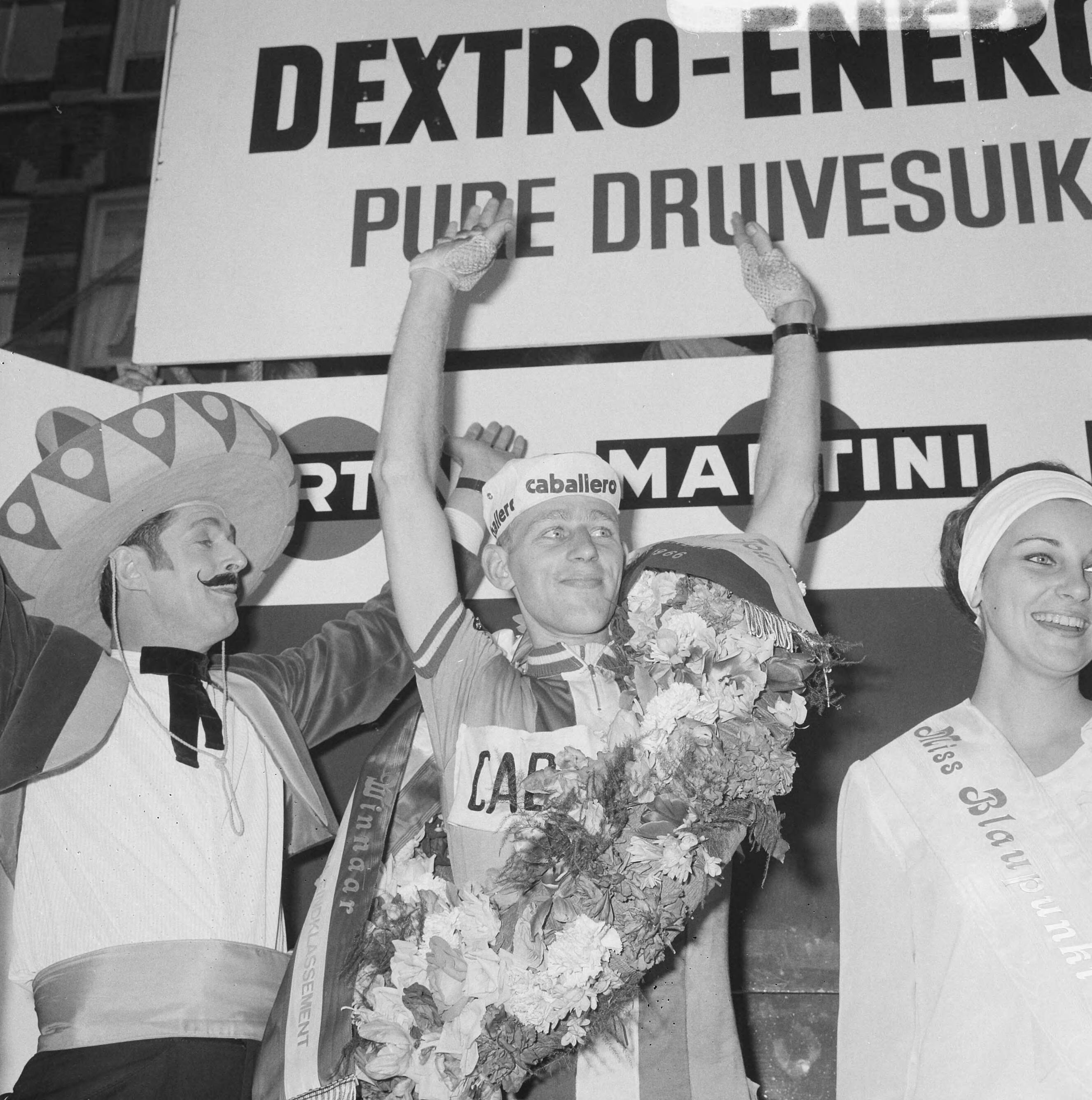 Fotocollectie Anefo — Olympias toer 1966, winnaar Jan van der Horst uit Haar en de toermiss — Foto: Nijs, Jac. de / Anefo. Licentie: Set B: Rechtenvrij / Publiek Domein. Bron: Nationaal Archief. http://hdl.handle.net/10648/aaead352-d0b4-102d-bcf8-003048976d84