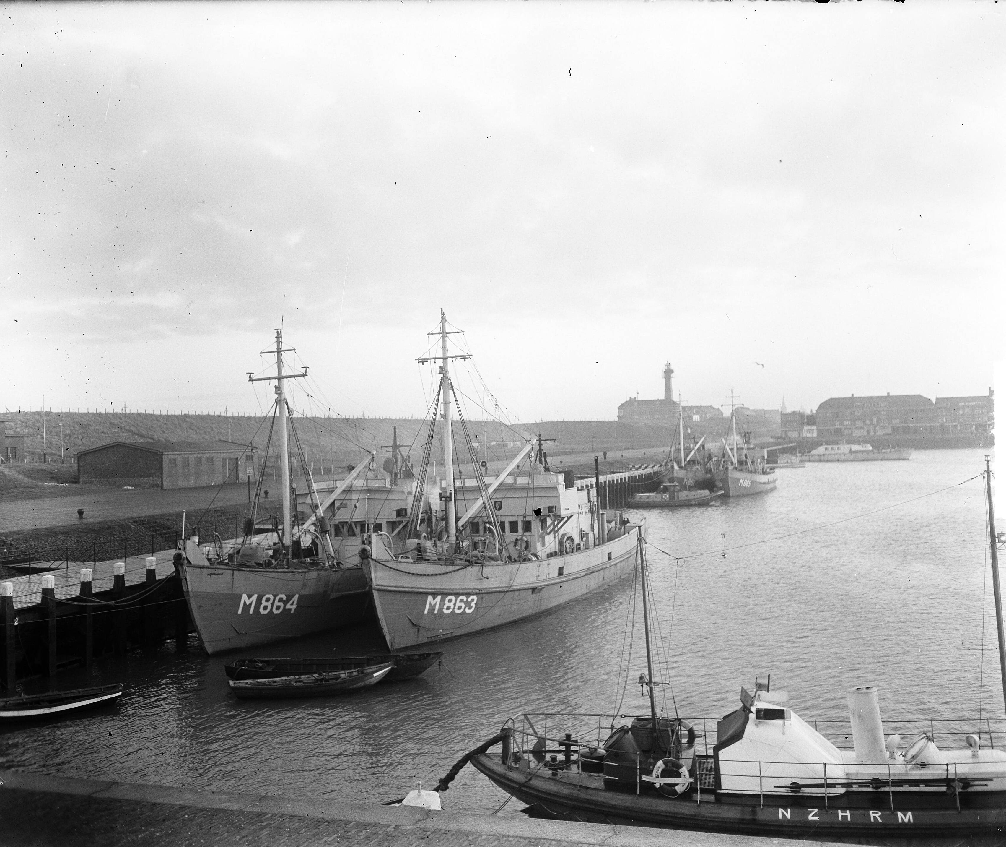 Fotocollectie Anefo — Mijnenvegers in Scheveningen. De Hr. Ms. "Marken" ( M 863) en Hr. Ms. "Putten" (M 864) — Foto: Duinen, H. van / Anefo. Licentie: Set B: Rechtenvrij / Publiek Domein. Bron: Nationaal Archief. http://hdl.handle.net/10648/a8e69636-d0b4-102d-bcf8-003048976d84